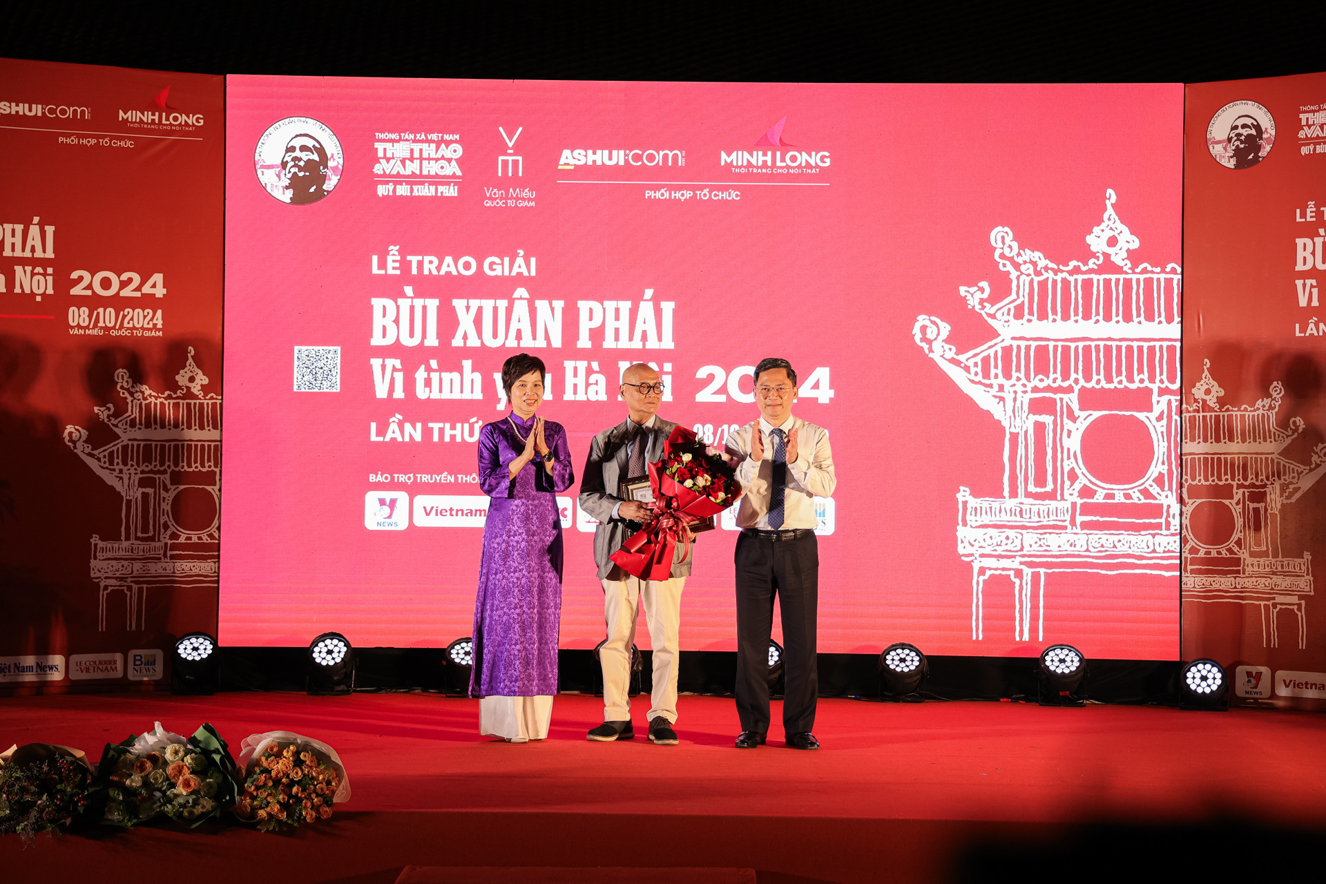 Giải thưởng Lớn, giải quan trọng nhất của lễ trao giải thưởng Bùi Xuân Phái - Vì tình yêu Hà Nội 2024 được trao cho GS, TS, KTS Hoàng Đạo Kính, người đã có nhiều đóng góp cho những công trình kiến trúc ở Hà Nội, người được coi là “hiệp sĩ của những di tích kiến trúc”.