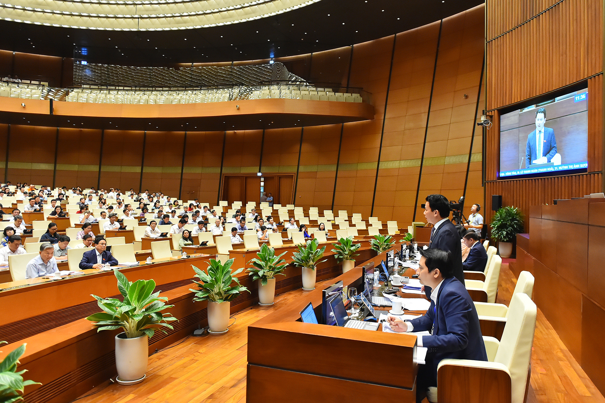 Bộ trưởng Tài nguyên và Môi trường Đặng Quốc Khánh trả lời chất vấn các đại biểu Quốc hội về những vấn đề: quản lý, khai thác, bảo vệ tài nguyên biển quốc gia; tình hình thực hiện chính sách, pháp luật về an ninh nguồn nước; giải pháp phòng, chống tình trạng hạn hán, xâm nhập mặn, thiếu, suy giảm, ô nhiễm nguồn nước; giải pháp nghiên cứu, thăm dò, khai thác, sử dụng nguồn tài nguyên khoáng sản làm vật liệu xây dựng và tài nguyên, khoáng sản quý hiếm...