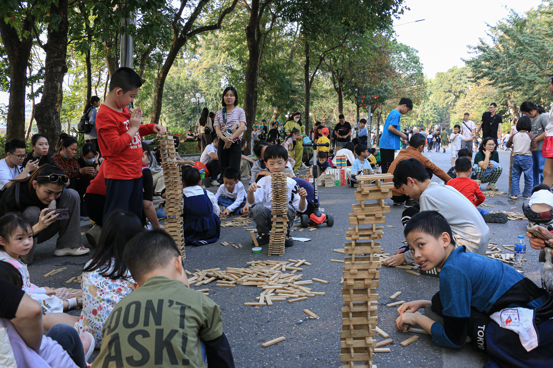 Các khu vực trò chơi dân gian thu hút đông đảo các gia đình có em nhỏ. "Những trò chơi này giúp các em phát triển toàn diện về thể chất lẫn trí tuệ", một phụ huynh chia sẻ.