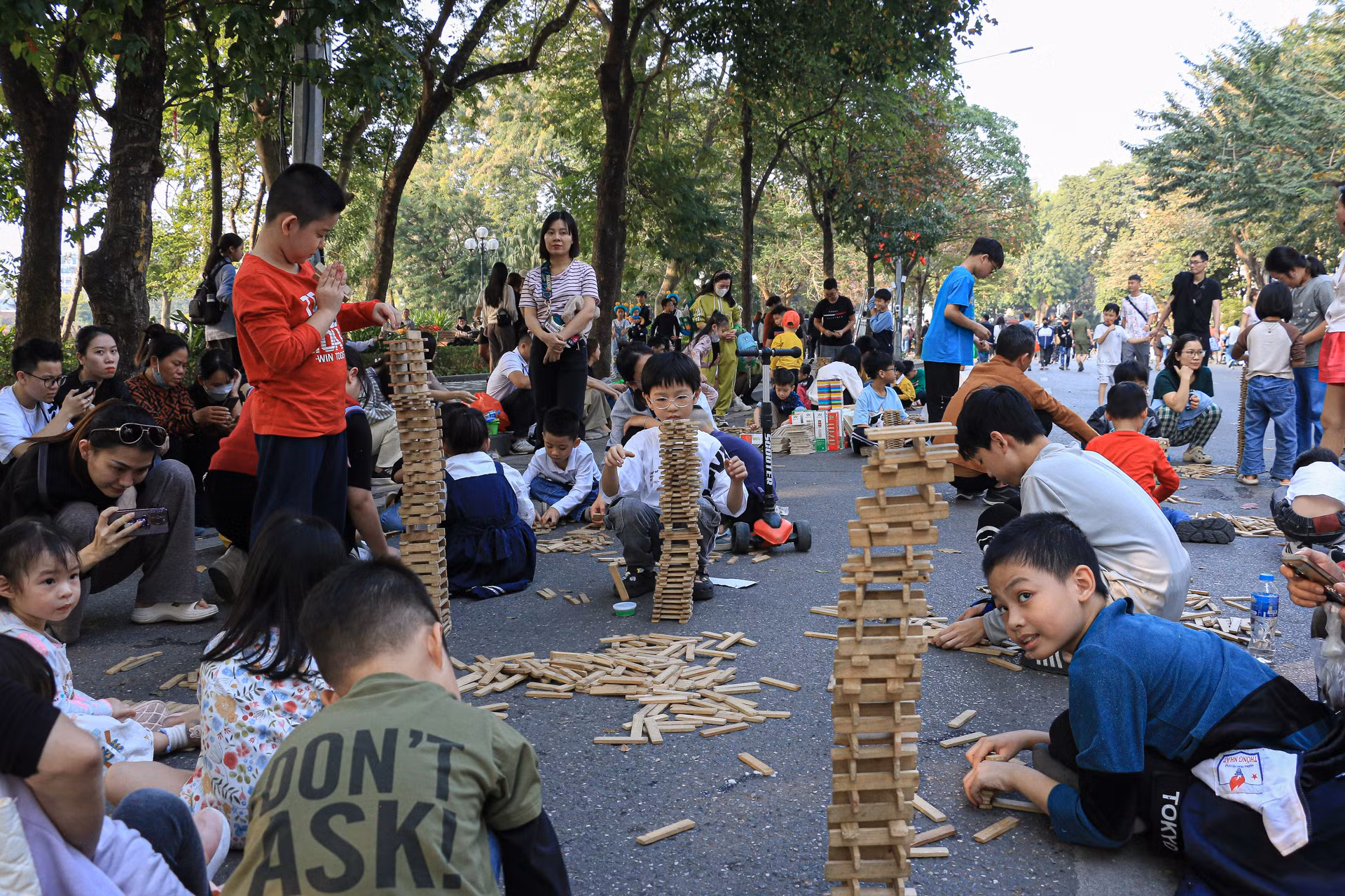 Các khu vực trò chơi dân gian thu hút đông đảo các gia đình có em nhỏ. "Những trò chơi này giúp các em phát triển toàn diện về thể chất lẫn trí tuệ", một phụ huynh chia sẻ.