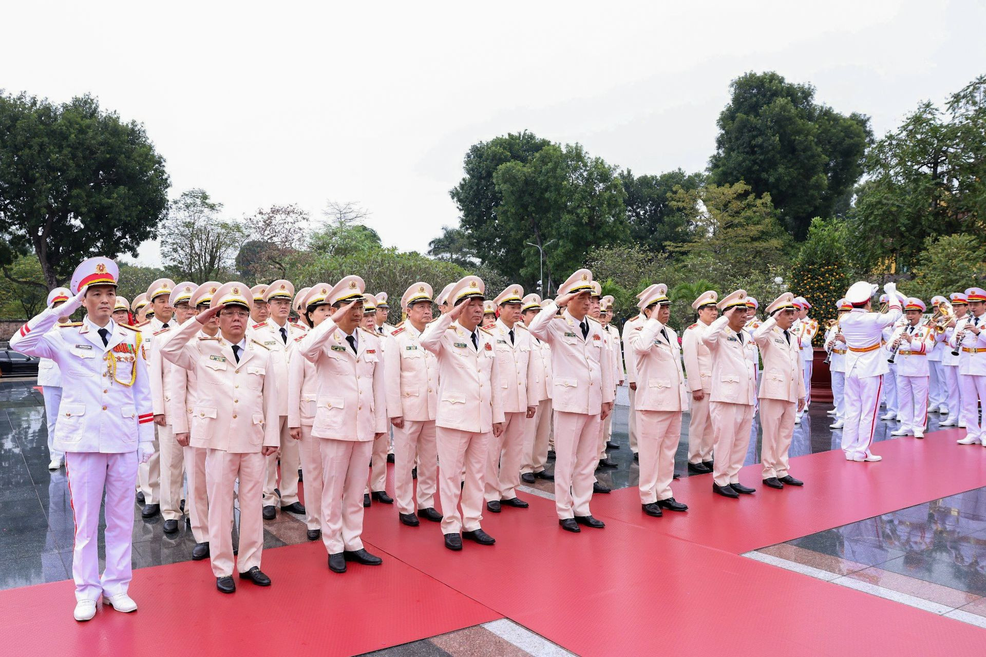 Đoàn đại biểu Đảng ủy Công an Trung ương-Bộ Công an tưởng niệm các Anh hùng Liệt sĩ.