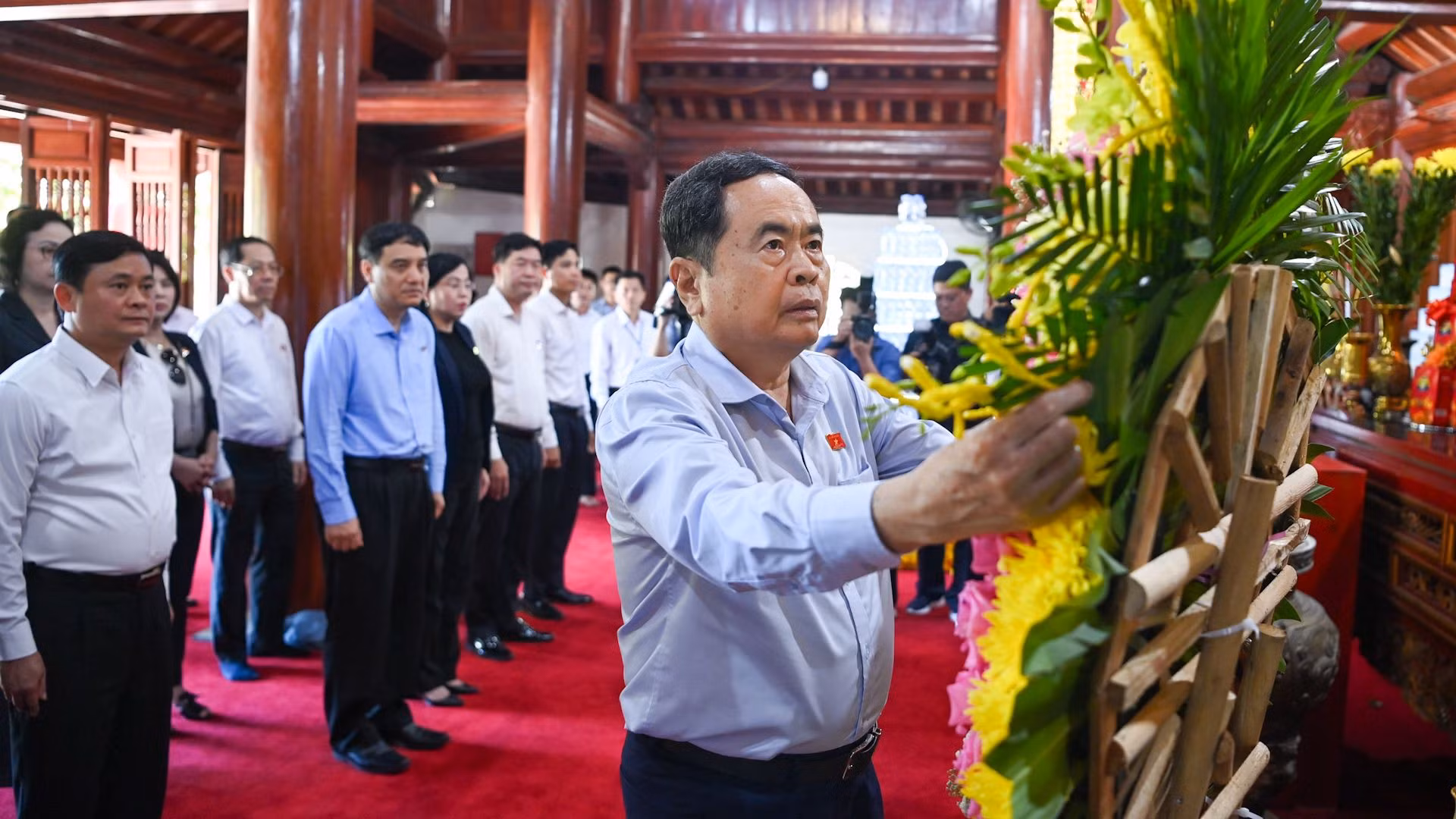 Chủ tịch Quốc hội Trần Thanh Mẫn dâng hoa tại đền thờ Chủ tịch Hồ Chí Minh tại Nghĩa trang Liệt sĩ quốc tế Việt-Lào.