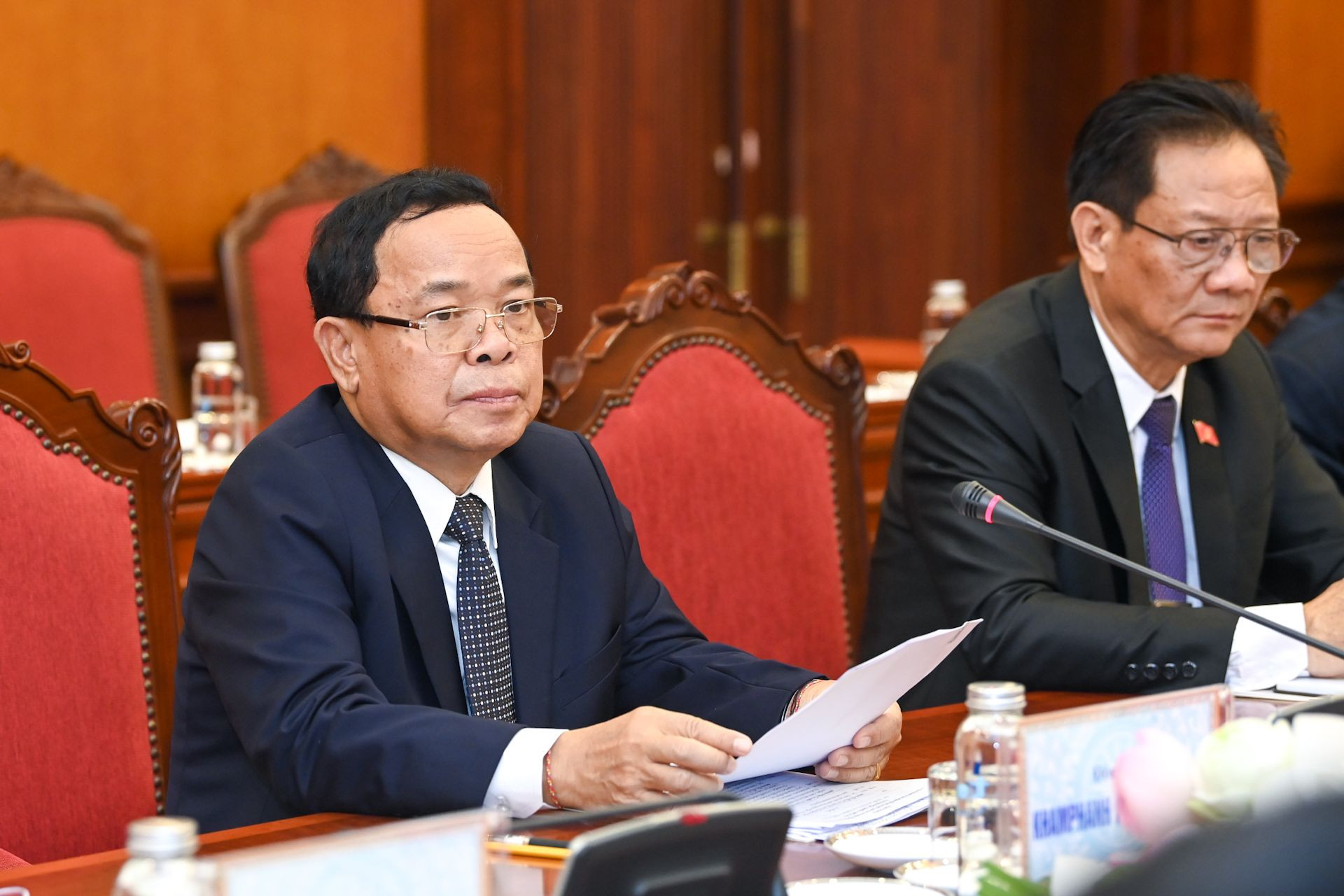 Đồng chí Khamphan Phommathat phát biểu tại buổi hội đàm.