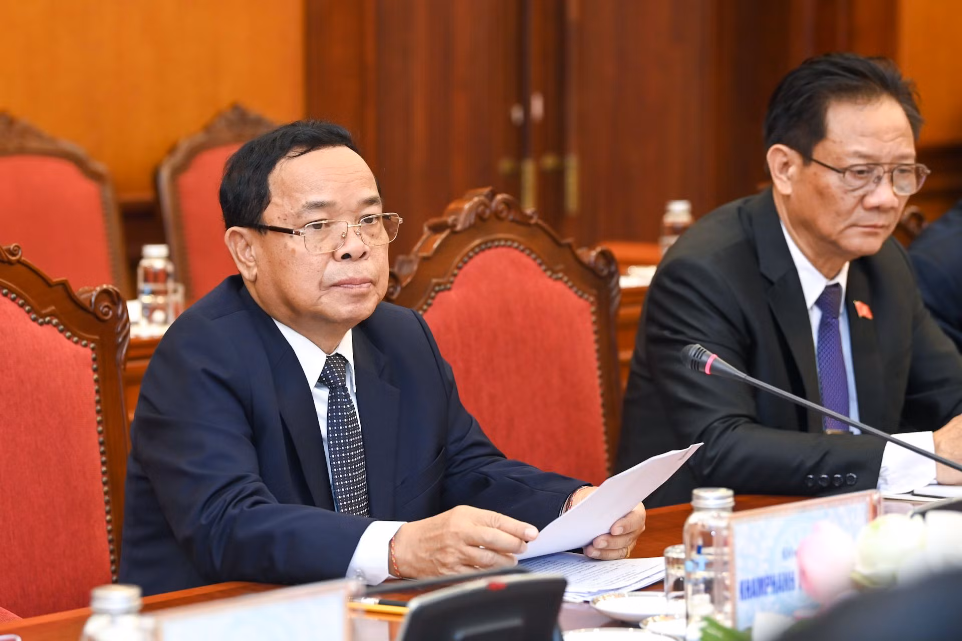 Đồng chí Khamphan Phommathat phát biểu tại buổi hội đàm.