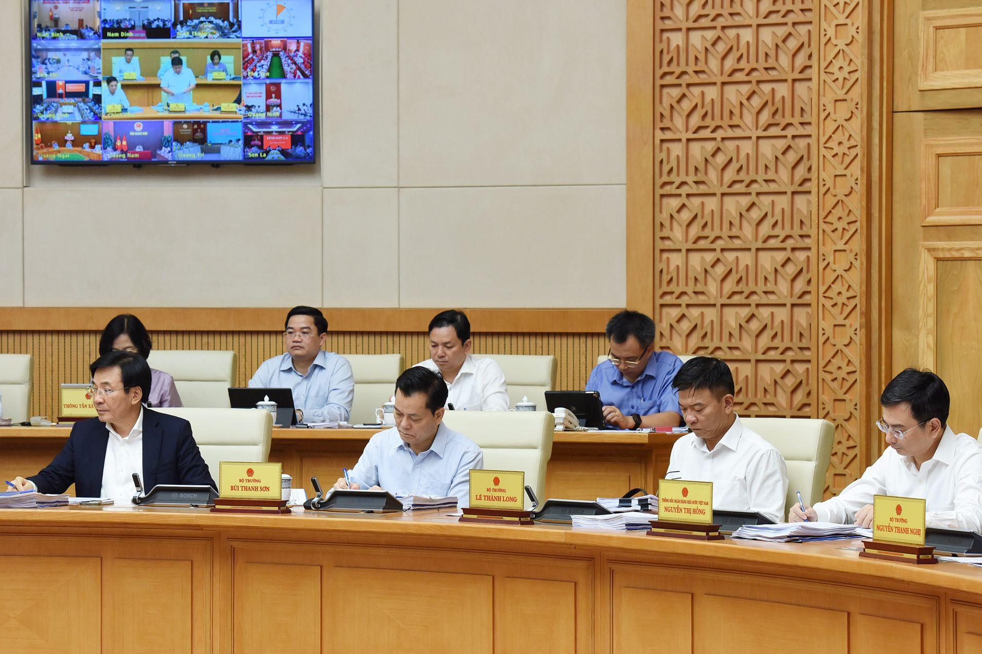 Các đại biểu tập trung đánh giá tình hình tháng 3 và quý I, công tác chỉ đạo, điều hành của Chính phủ và chính quyền địa phương; những kết quả đạt được, tồn tại, hạn chế; phân tích nguyên nhân và bài học kinh nghiệm; nhận định tình hình tháng 4 và quý II; đề ra nhiệm vụ, giải pháp trọng tâm thời gian tới.