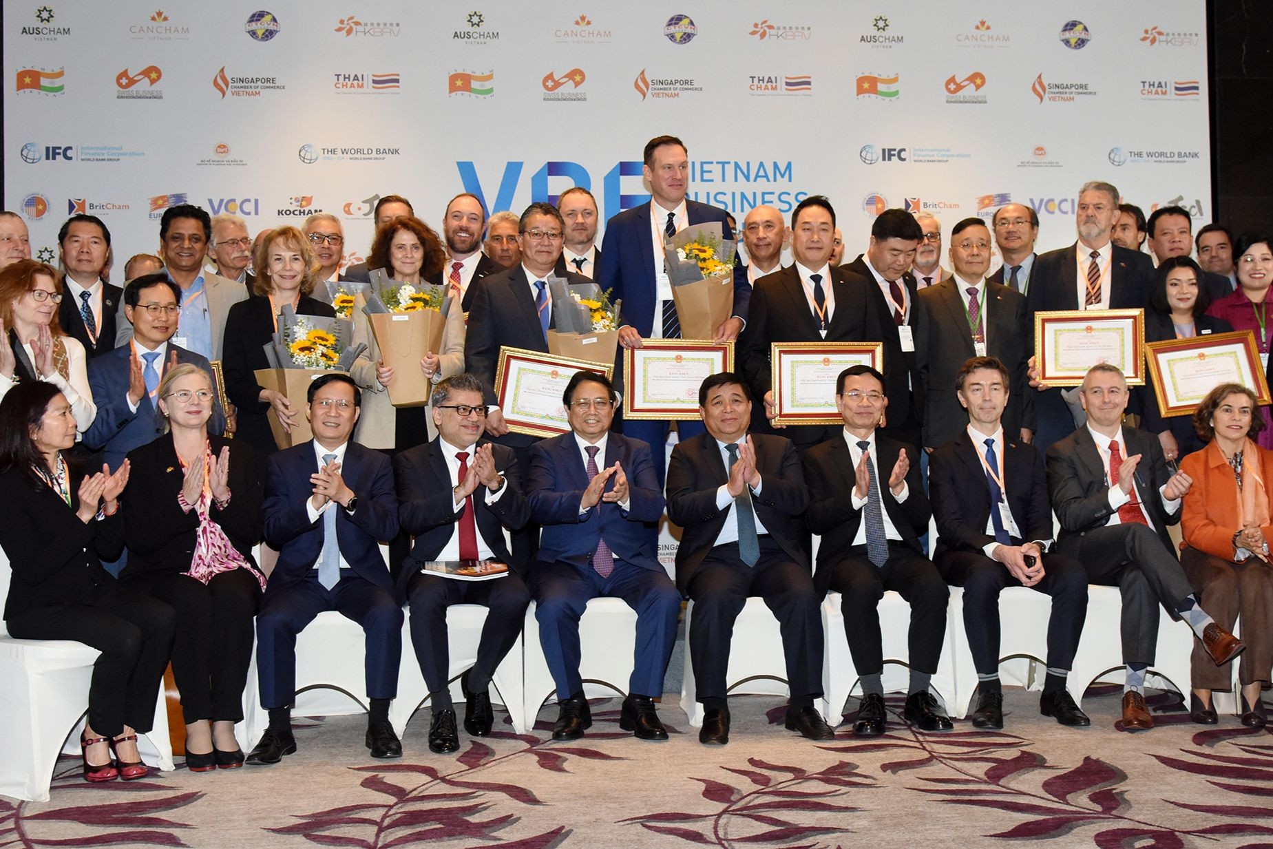 Thủ tướng Phạm Minh Chính với các đại biểu tham dự Diễn đàn doanh nghiệp Việt Nam thường niên.