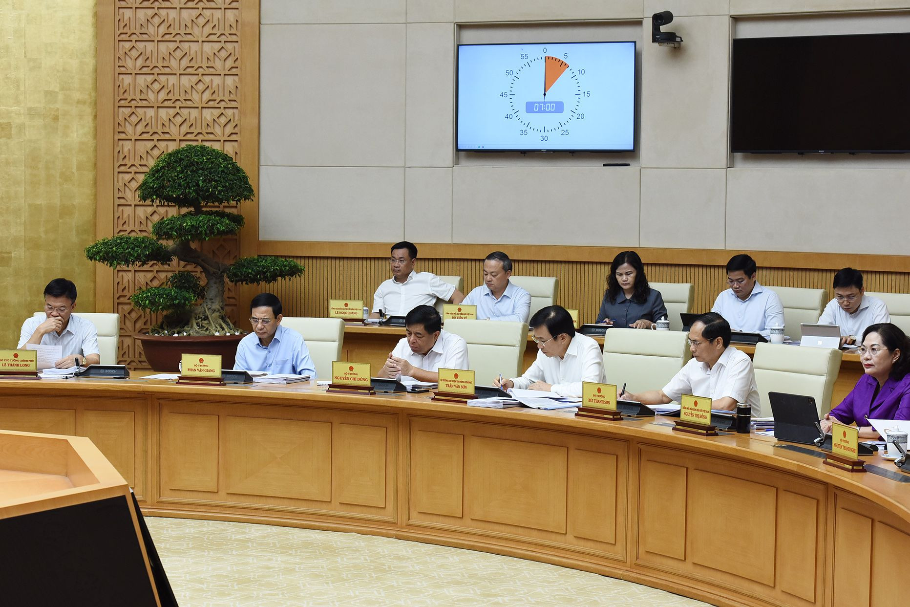 Các Phó Thủ tướng, lãnh đạo các bộ ban ngành tham dự phiên họp.