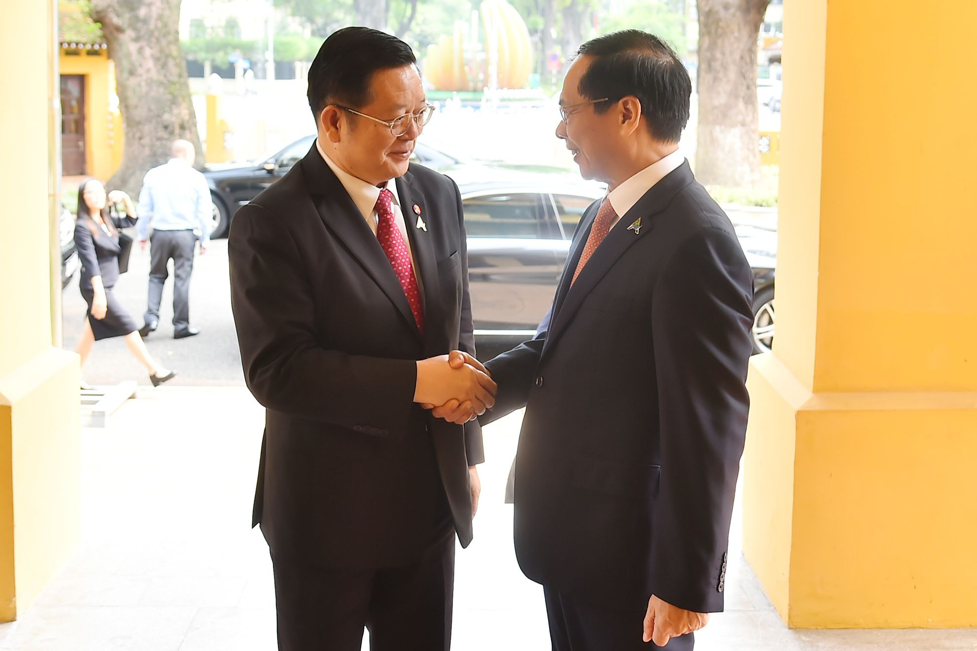 Bộ trưởng Ngoại giao Bùi Thanh Sơn đón Tổng Thư ký ASEAN Kao Kim Hourn tại Trụ sở Bộ Ngoại giao.