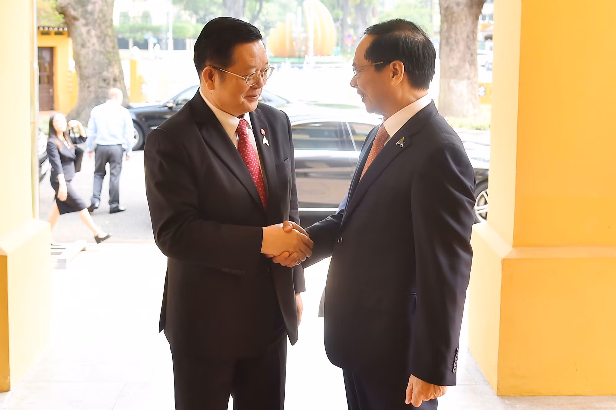 Bộ trưởng Ngoại giao Bùi Thanh Sơn đón Tổng Thư ký ASEAN Kao Kim Hourn tại Trụ sở Bộ Ngoại giao.