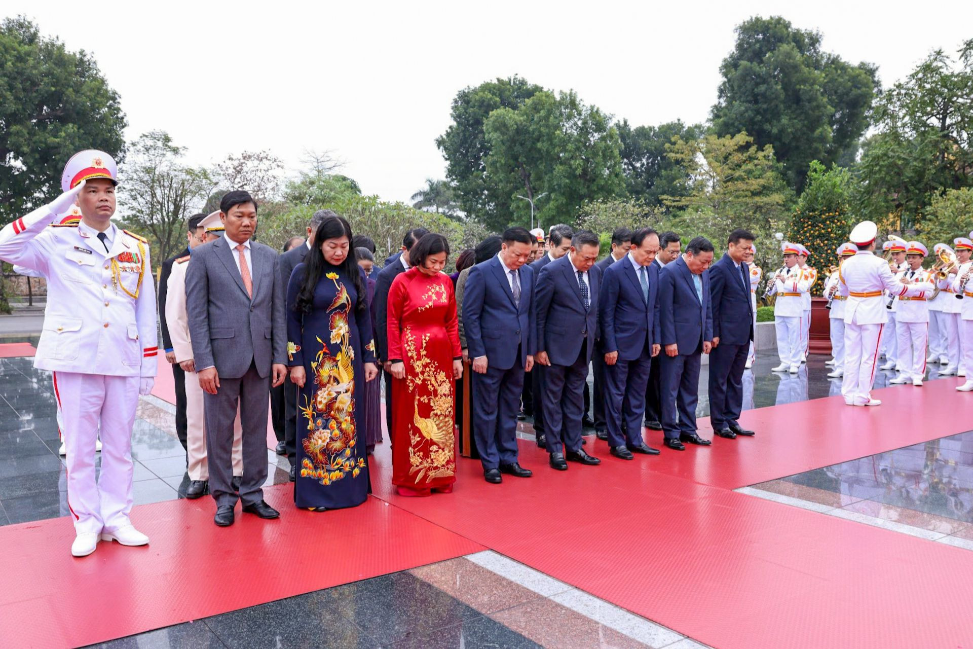 Đoàn đại biểu thành phố Hà Nội tưởng niệm các Anh hùng Liệt sĩ.