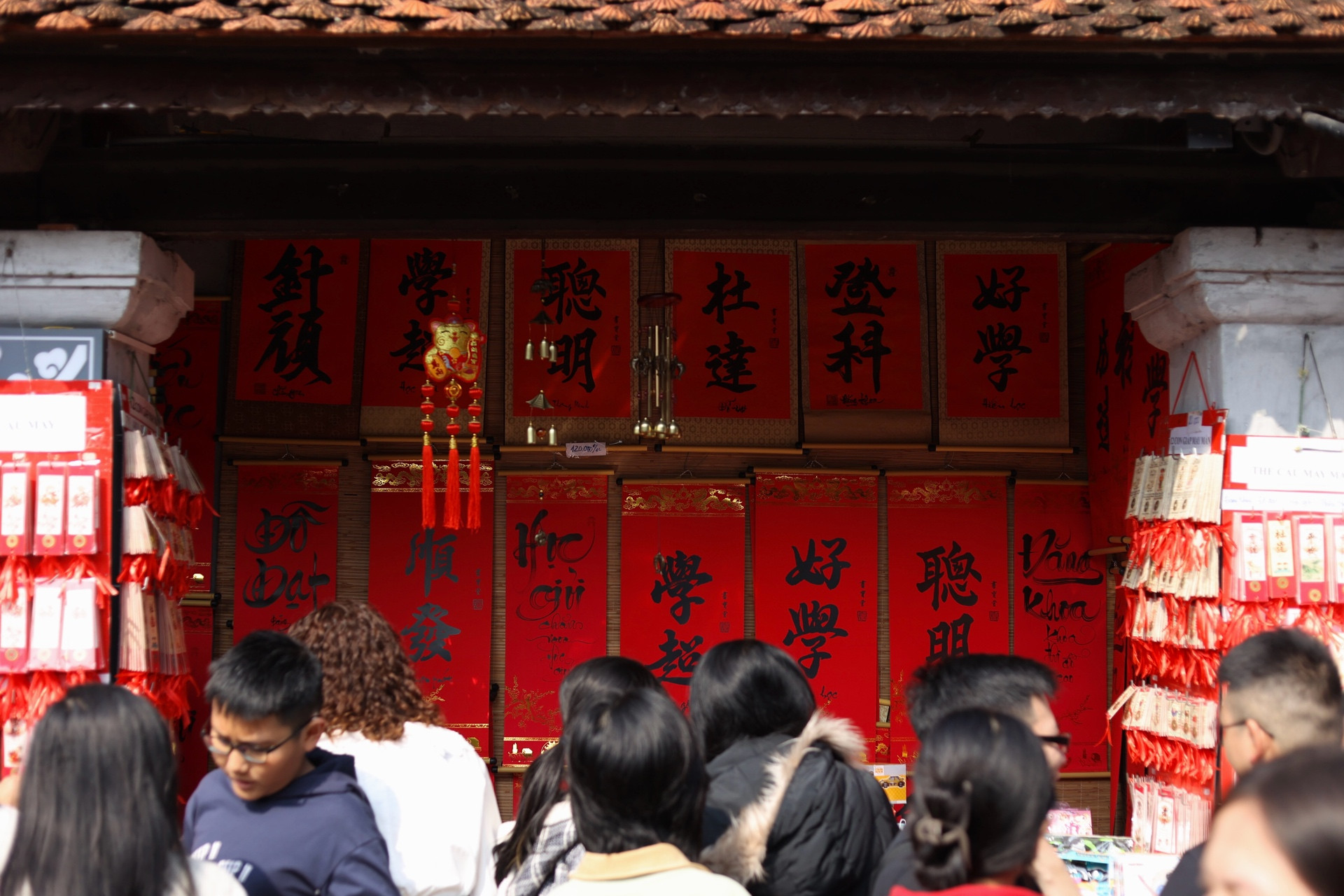 Ngoài ra để phục vụ cho nhu cầu của người dân, tại đây còn có các quầy bán chữ có sẵn. Mỗi tờ có giá từ 120.000 đồng.