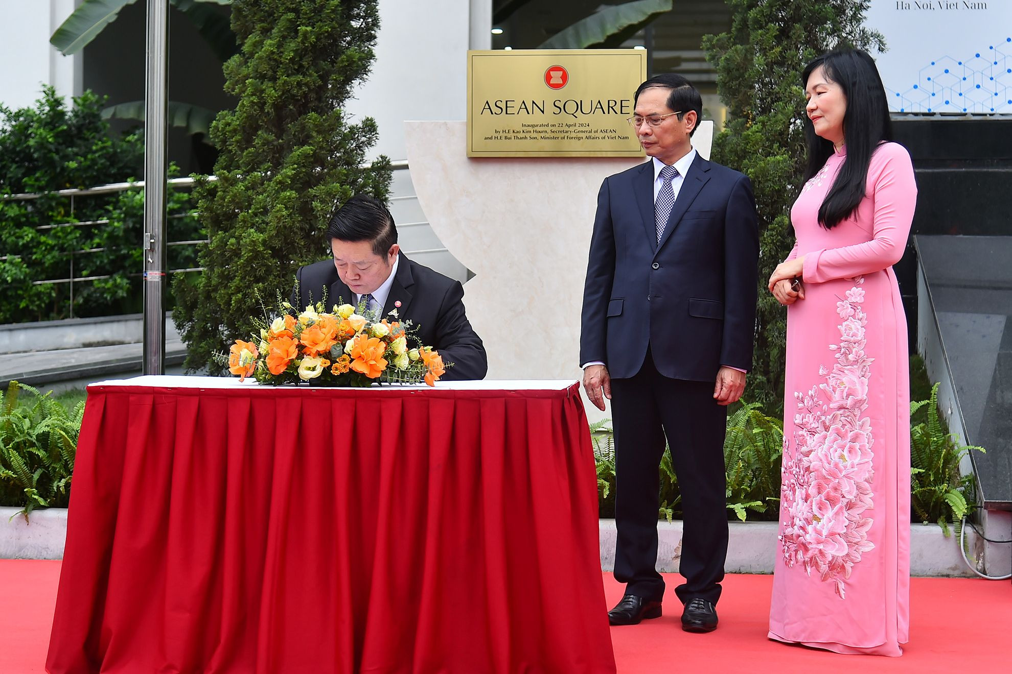 Tổng Thư ký ASEAN Kao Kim Hourn ghi sổ lưu niệm tại Lễ cắt băng khánh thành Quảng trường ASEAN.