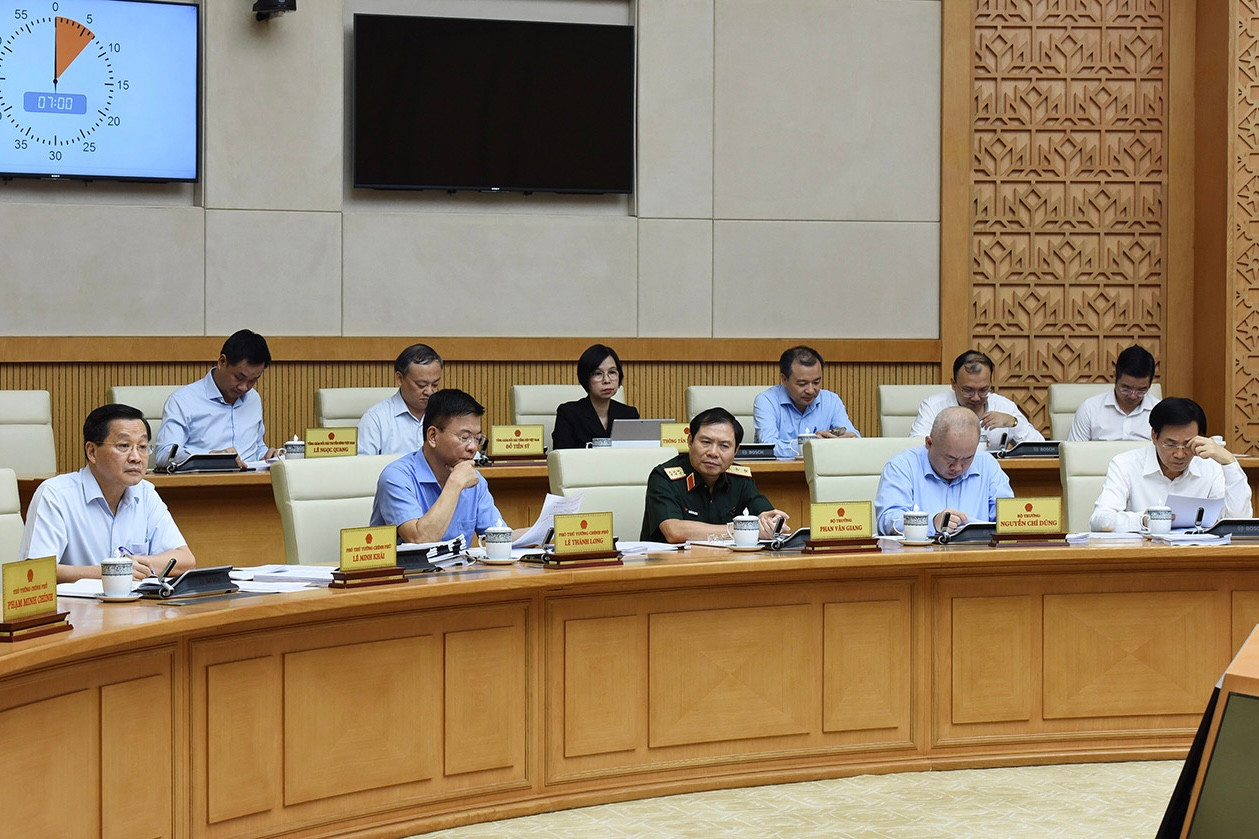 Phó Thủ tướng và lãnh đạo các bộ tham dự phiên họp.