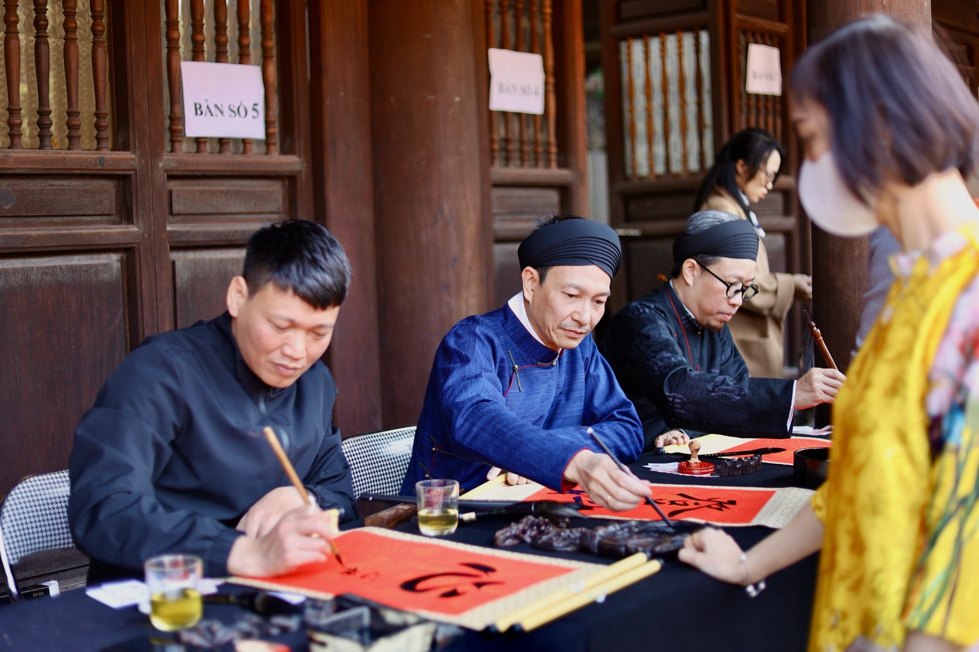 Dãy nhà ngang trước sân của Nhà Tiền đường là nơi ông đồ cho chữ. Đây là hoạt động được du khách quan tâm nhất khi tới Văn Miếu.