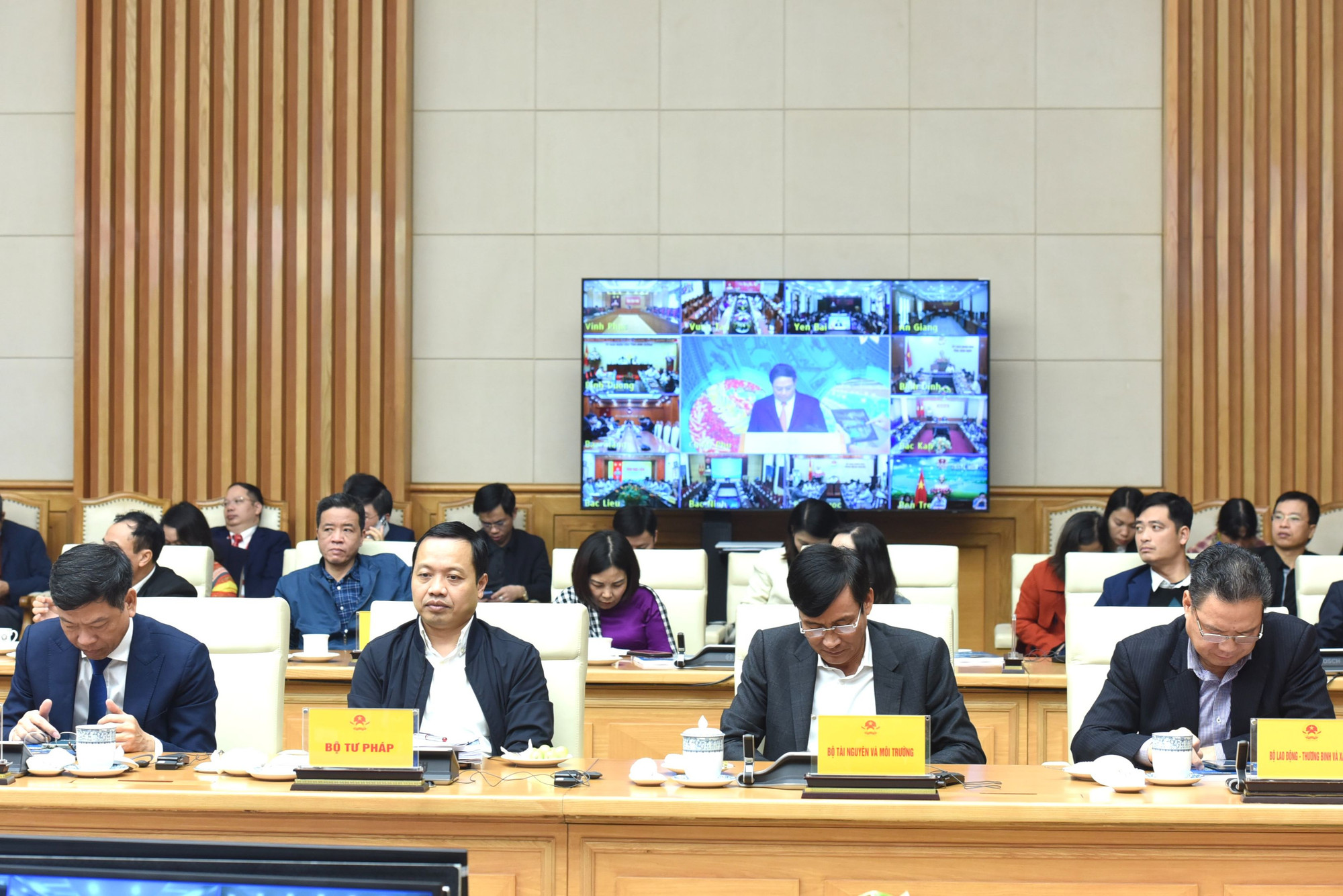 Đại diện lãnh đạo các bộ, ban ngành tham dự phiên họp. Đại diện lãnh đạo các bộ, ban ngành tham dự phiên họp.