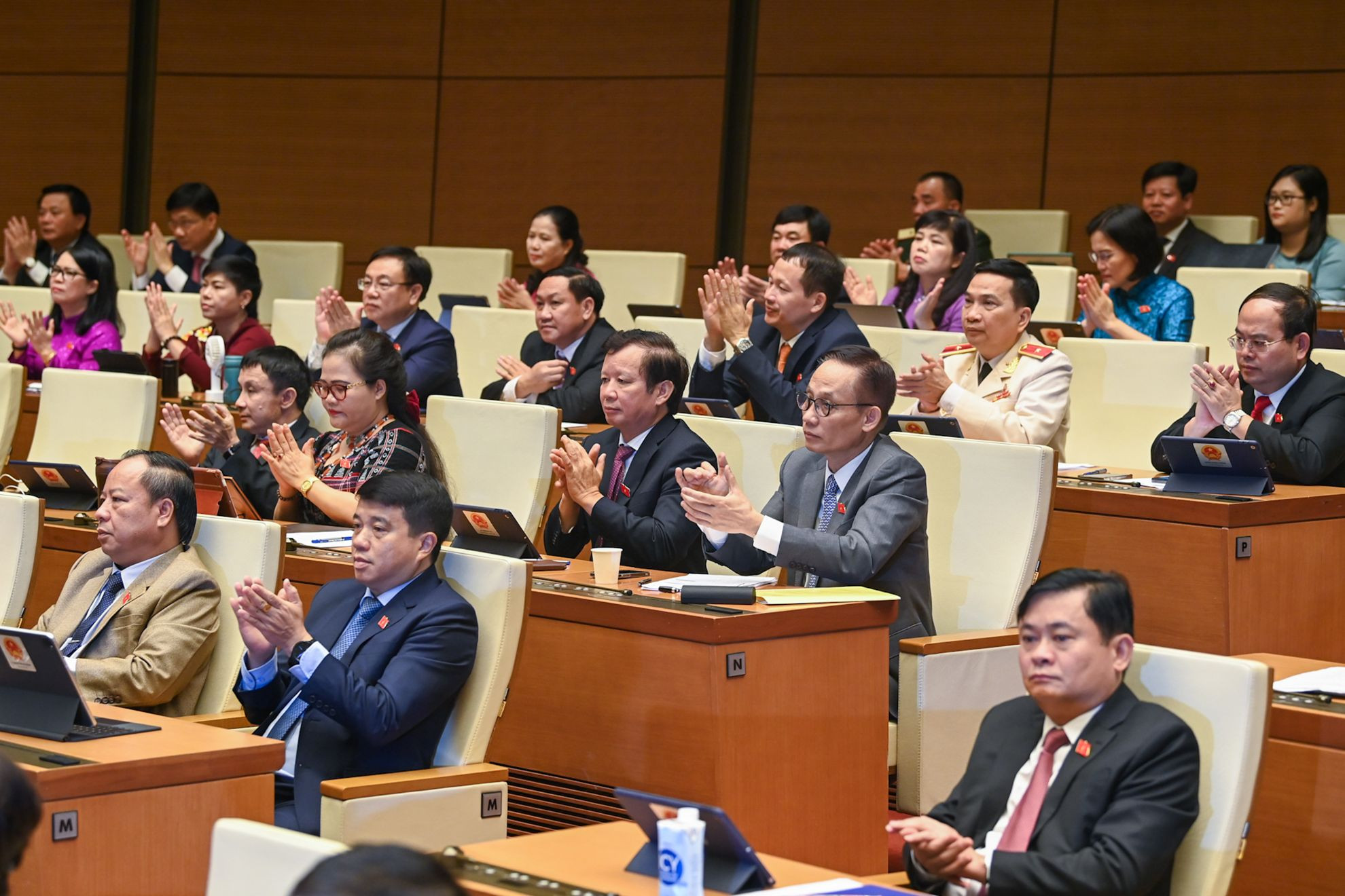 Các đại biểu Quốc hội chúc mừng Chủ tịch nước Tô Lâm sau Lễ tuyên thệ nhậm chức.