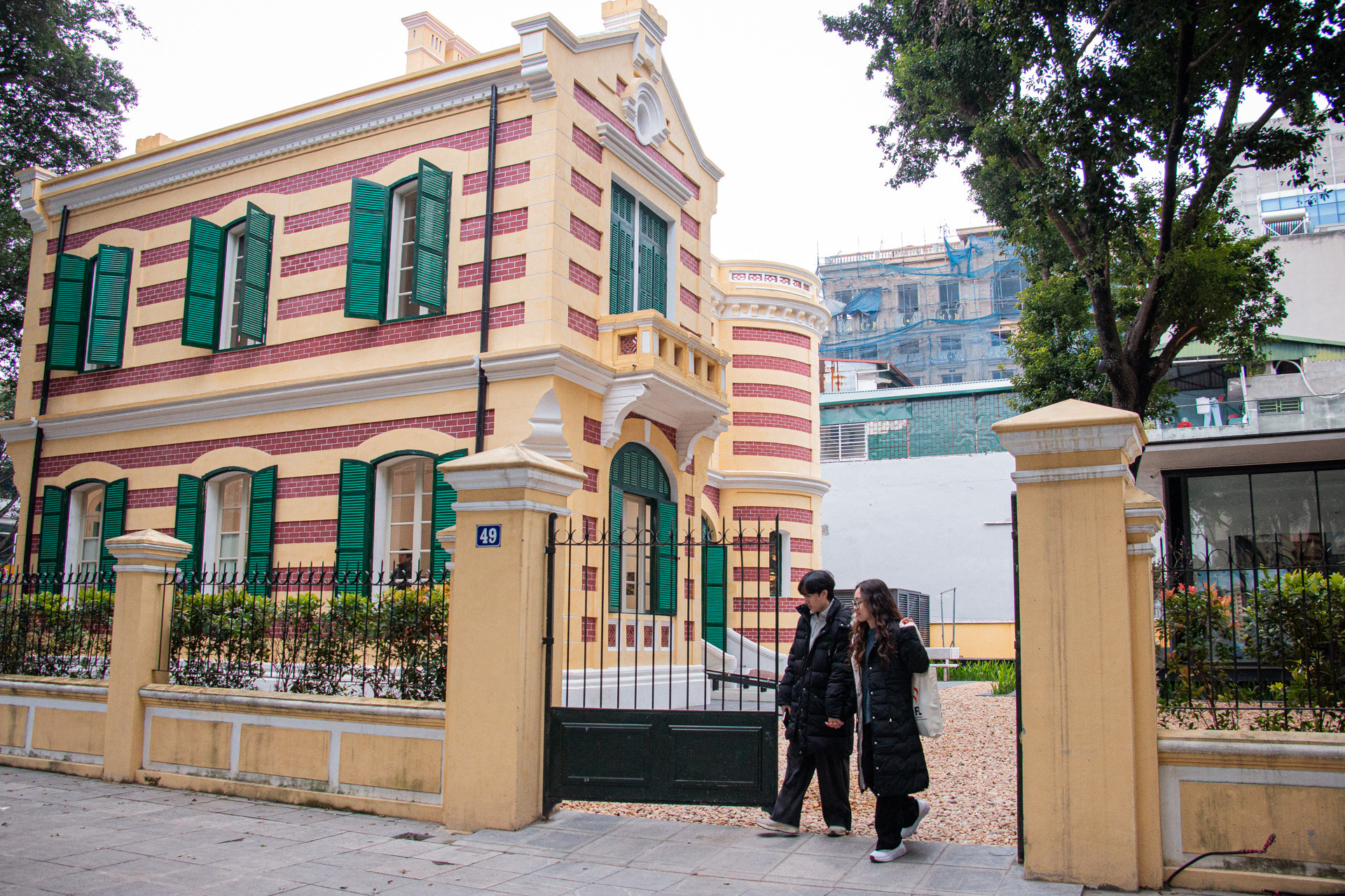 Việc trùng tu gặp nhiều khó khăn do đây là biệt thự tư nhân, vì vậy nên không có hồ sơ lưu trữ ngoài một bức ảnh chụp gia đình chủ nhà đứng trước biệt thự. Trước khi tiến hành công tác bảo tồn, sửa chữa, các chuyên gia đã triển khai nhiều hoạt động đánh giá hiện trạng, khảo sát các lớp vật liệu để làm rõ các yếu tố nguyên gốc phục vụ cho trùng tu.