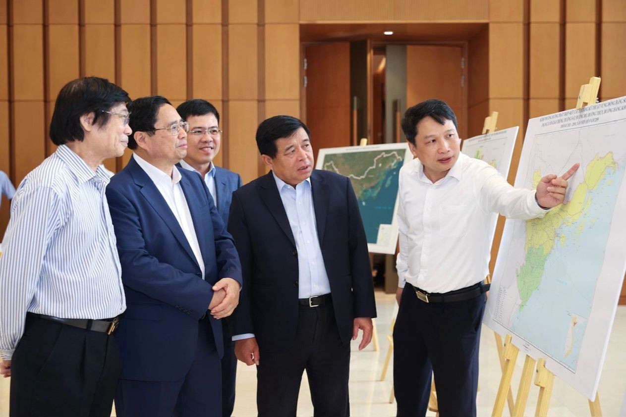 Thủ tướng Phạm Minh Chính xem bản đồ quy hoạch vùng Đồng bằng sông Hồng.