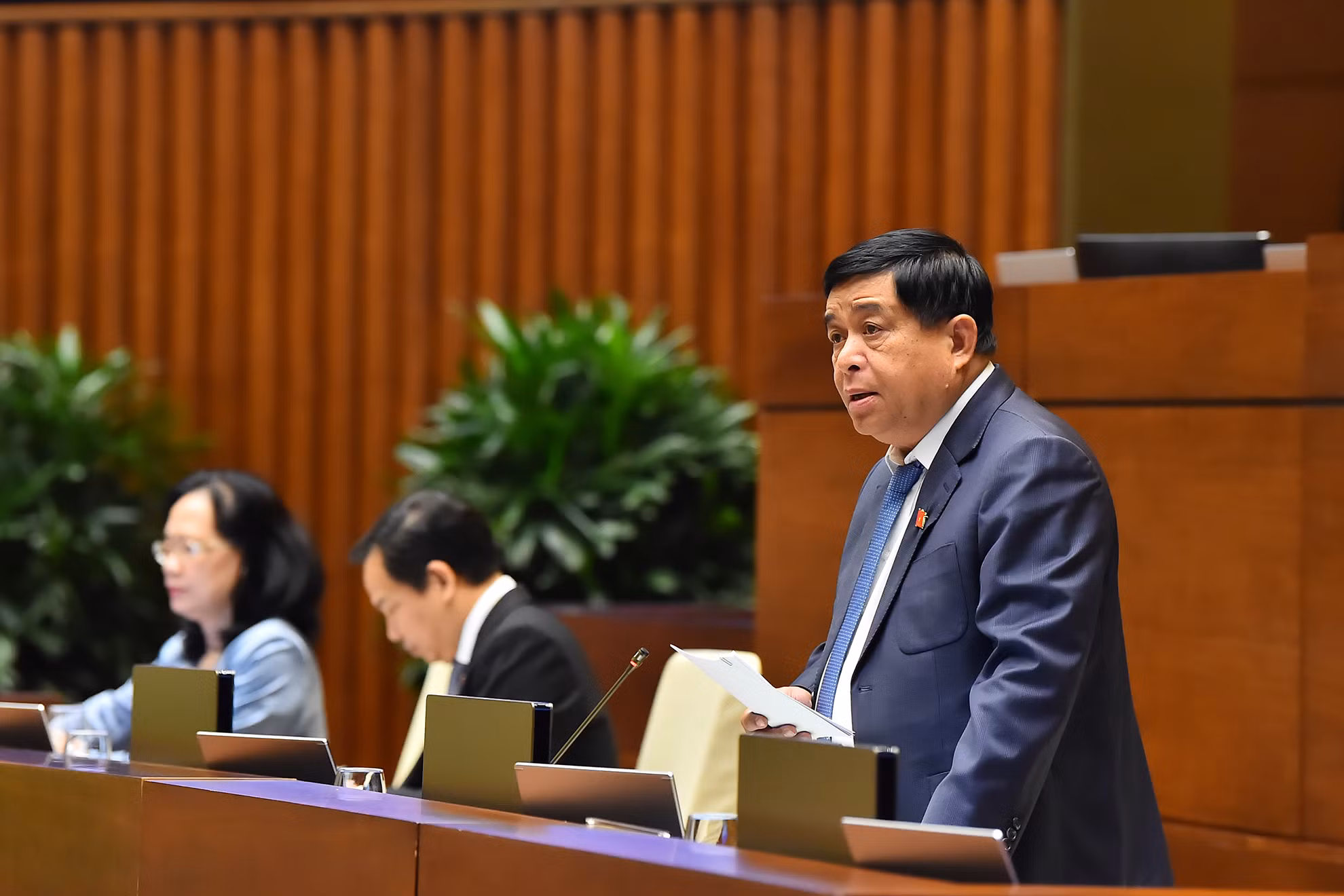 Bộ trưởng Kế hoạch và Đầu tư Nguyễn Chí Dũng giải trình, làm rõ một số vấn đề đại biểu Quốc hội nêu về dự thảo Nghị quyết của Quốc hội về thí điểm bổ sung một số cơ chế, chính sách đặc thù phát triển tỉnh Nghệ An.