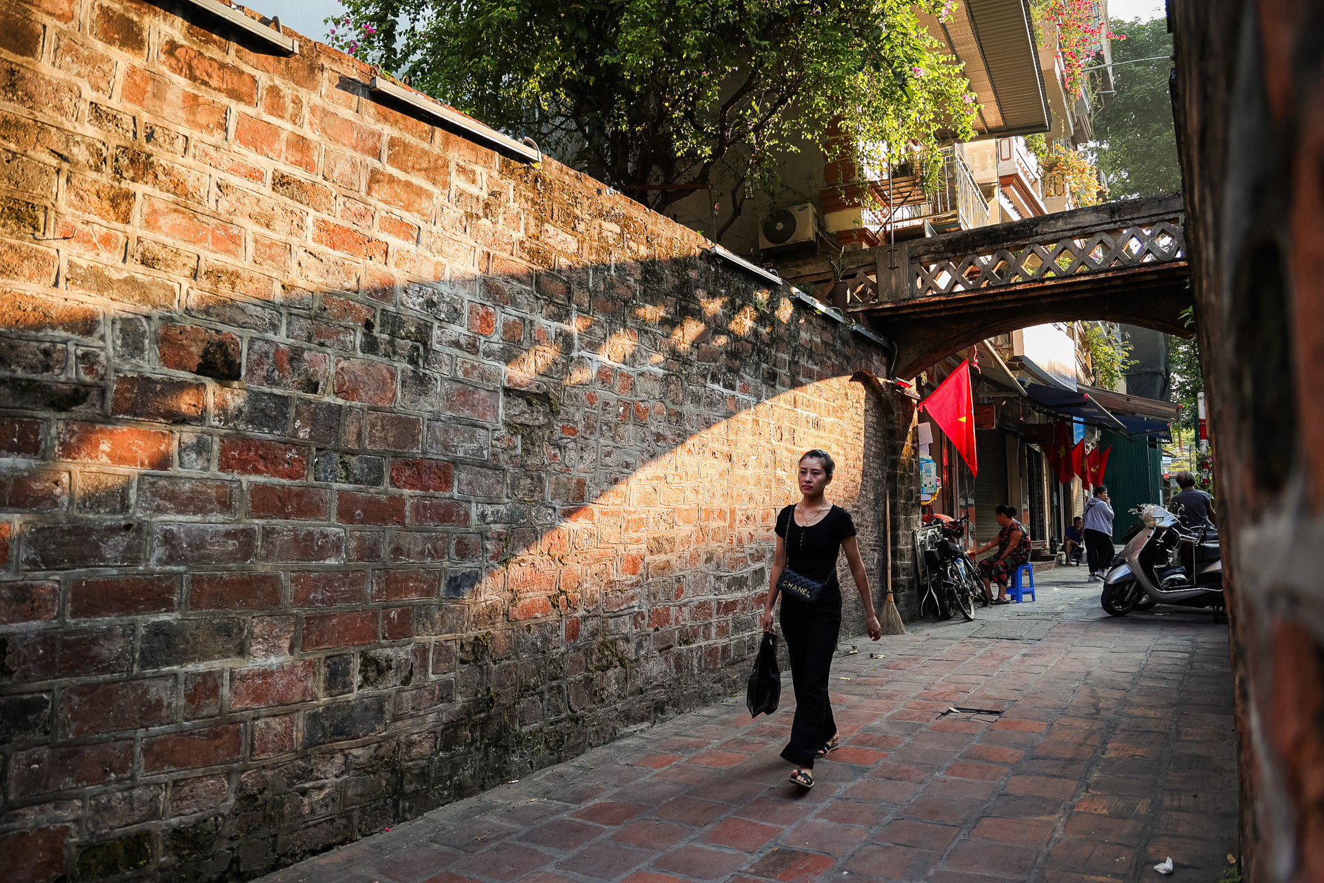 Vẻ cổ kính, xưa cũ trong cái nắng bình minh.