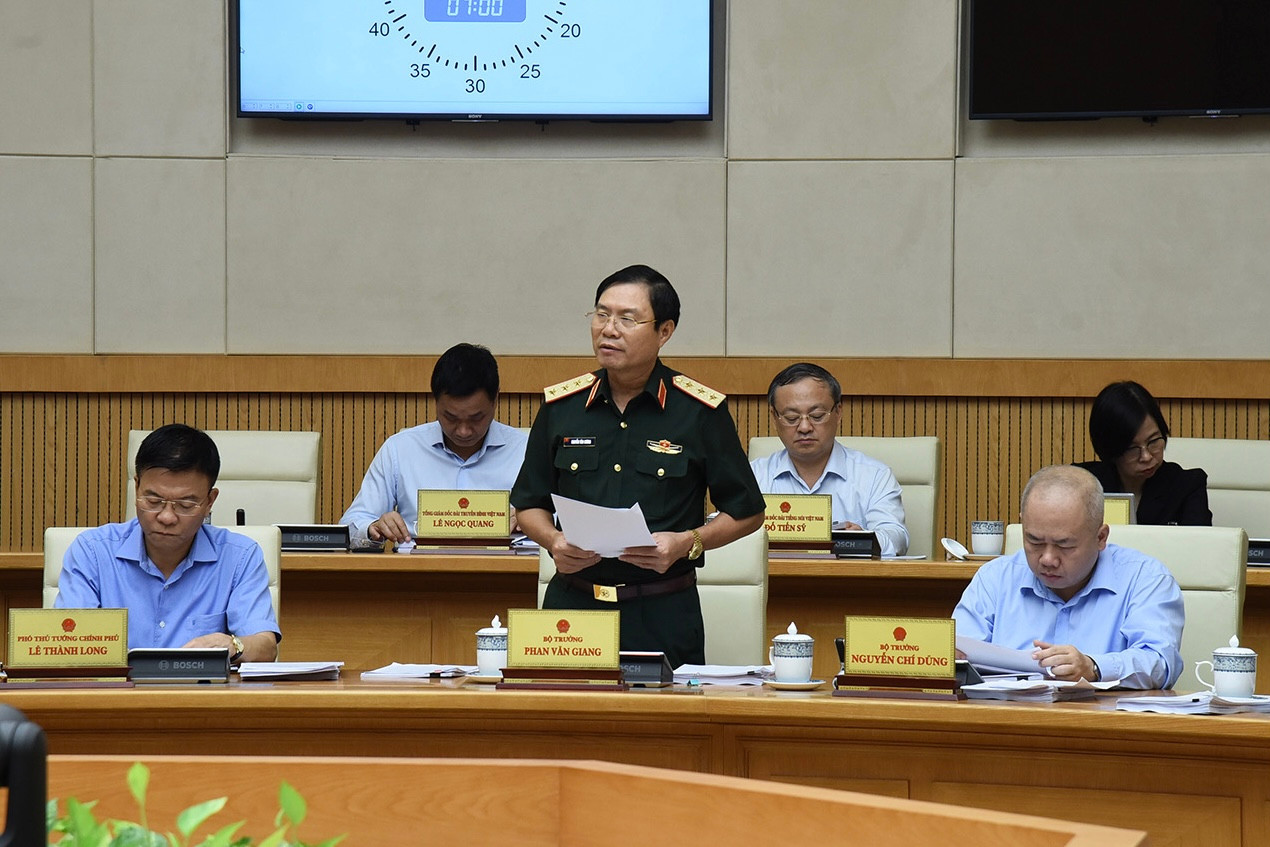 Thượng tướng Nguyễn Tân Cương, Tổng Tham mưu trưởng Quân đội nhân dân Việt Nam, Thứ trưởng Bộ Quốc trình bày Đề nghị xây dựng Luật Tình trạng khẩn cấp.