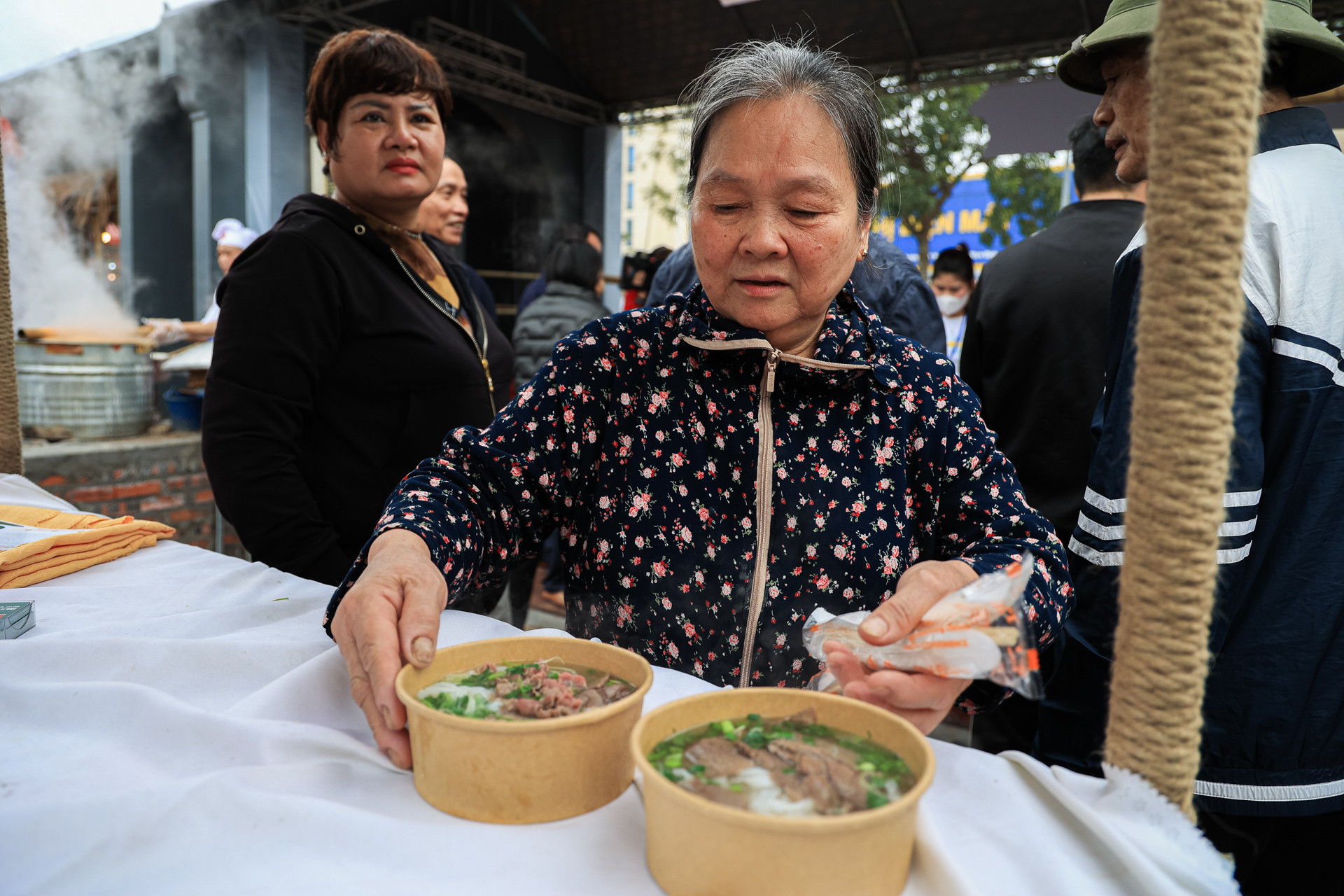 Bà Lê Thị Hưu (thành phố Nam Định) chia sẻ rằng bà đã có mặt từ sáng sớm cùng gia đình để được thưởng thức những tô phở tại Festival. Tuy vậy tới 9 giờ bà mới mua được phở vì lượng người dân đến đây xếp hàng rất đông, các gian hàng đều tất bật để có thể kịp chuẩn bị phục vụ người dân.