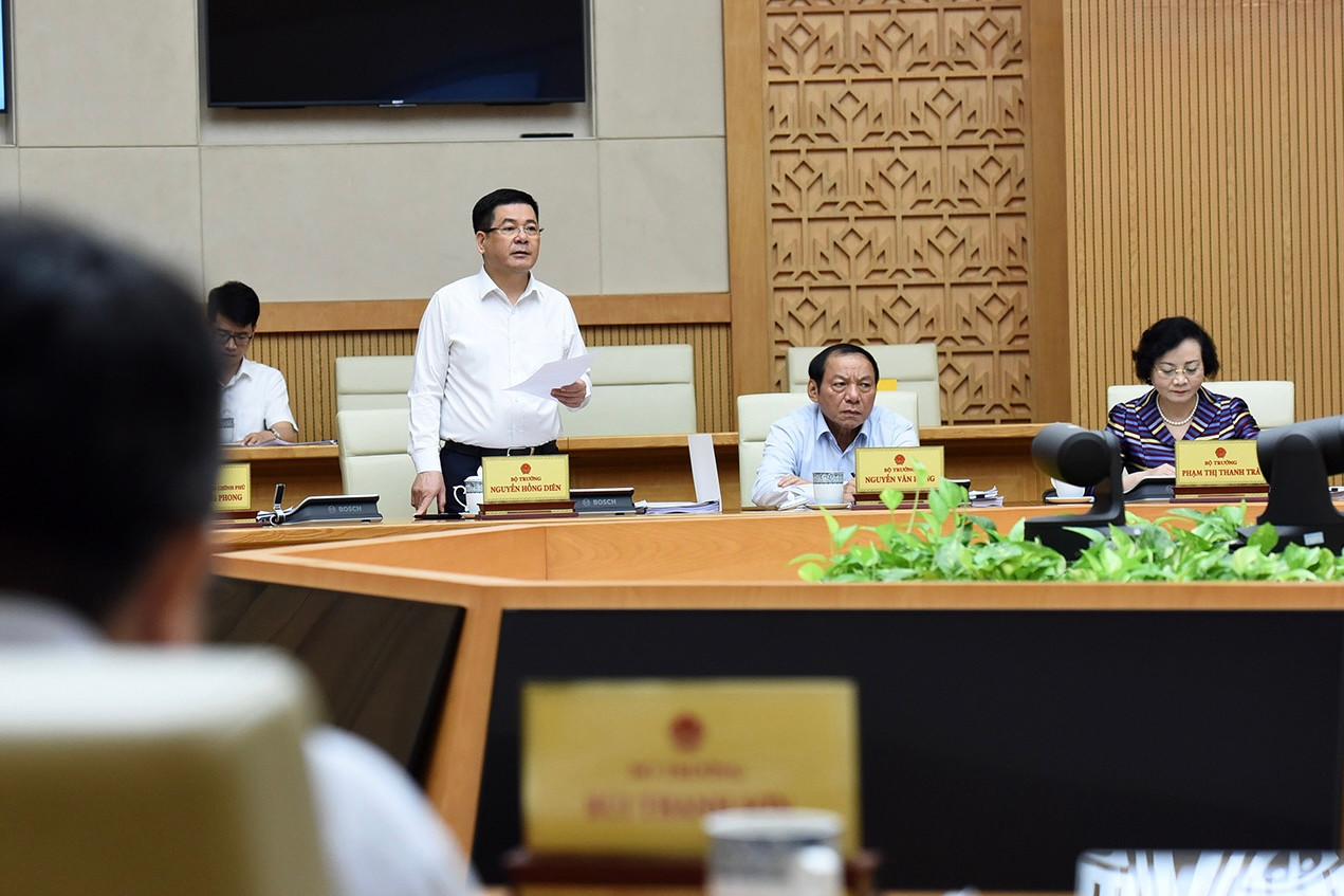 Bộ trưởng Công thương Nguyễn Hồng Diên phát biểu ý kiến tại phiên họp.