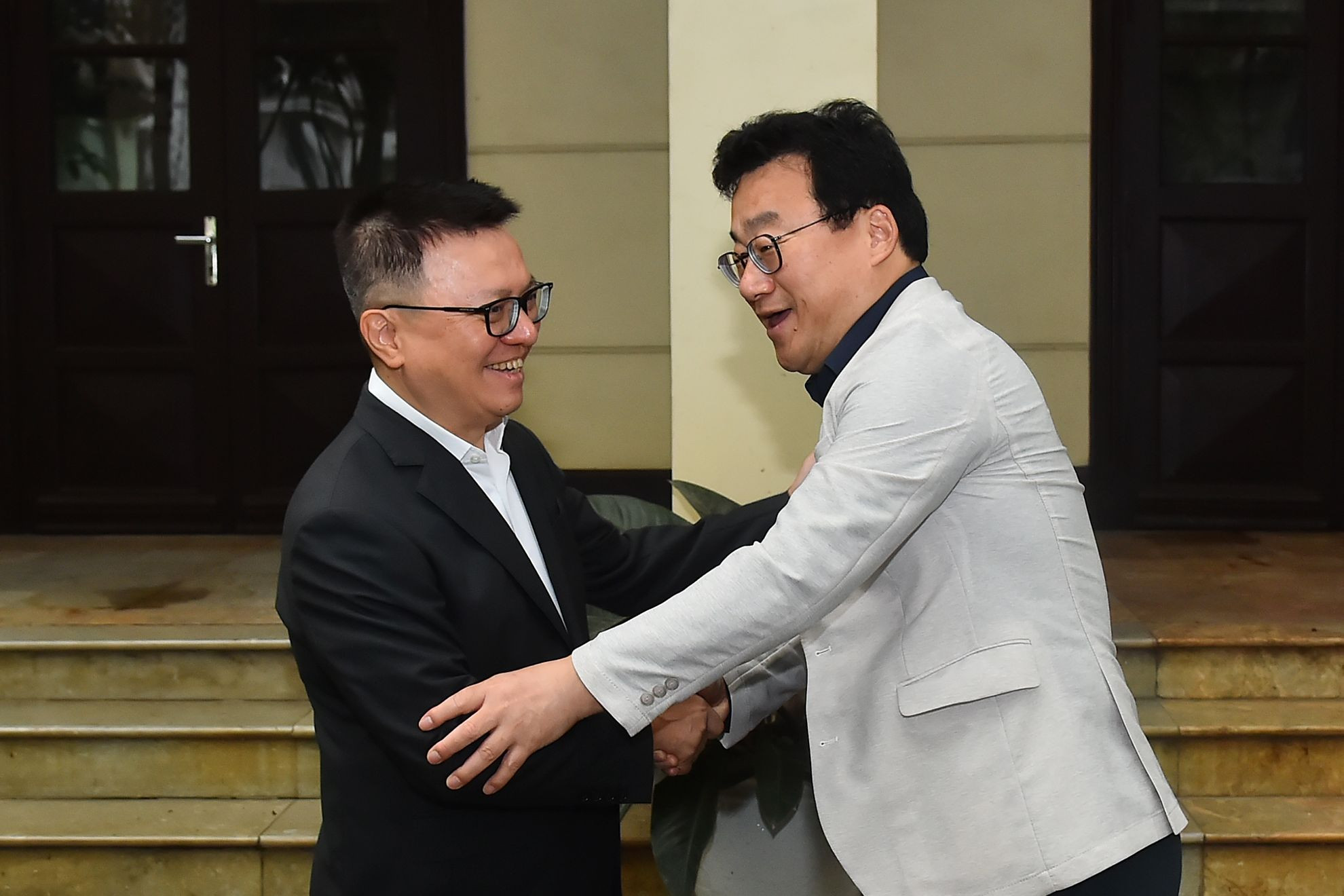 Tổng Biên tập Báo Nhân Dân Lê Quốc Minh đón ông Park Jong Hyun, Chủ tịch Hội Nhà báo Hàn Quốc tại Trụ sở Bộ Biên tập Báo Nhân Dân.