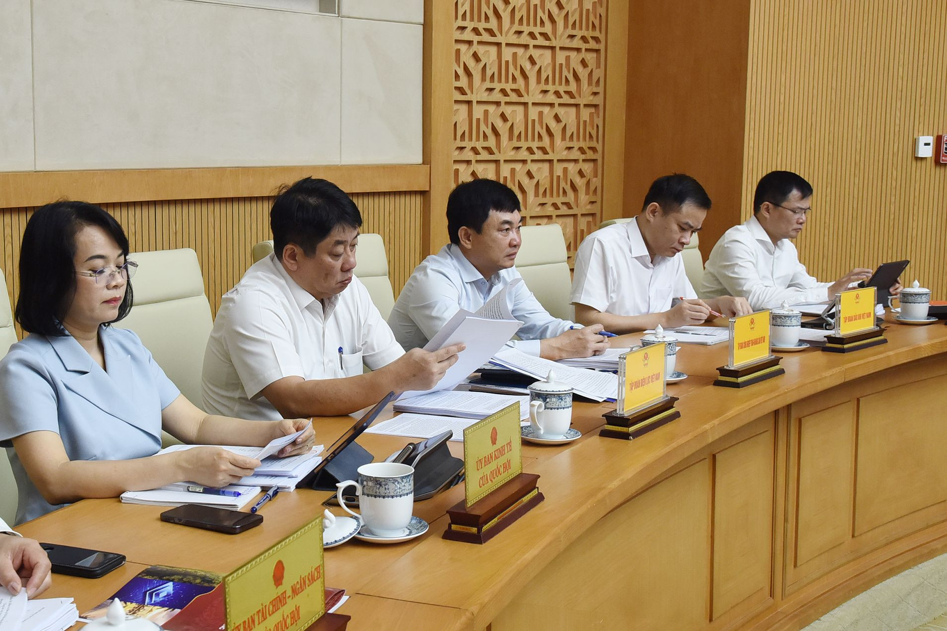 Đại diện lãnh đạo Ủy ban của Quốc hội, lãnh đạo các Tập đoàn tham dự phiên họp.