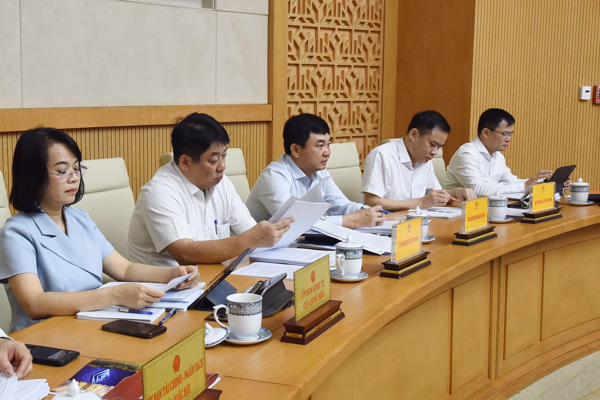 Đại diện lãnh đạo Ủy ban của Quốc hội, lãnh đạo các Tập đoàn tham dự phiên họp.