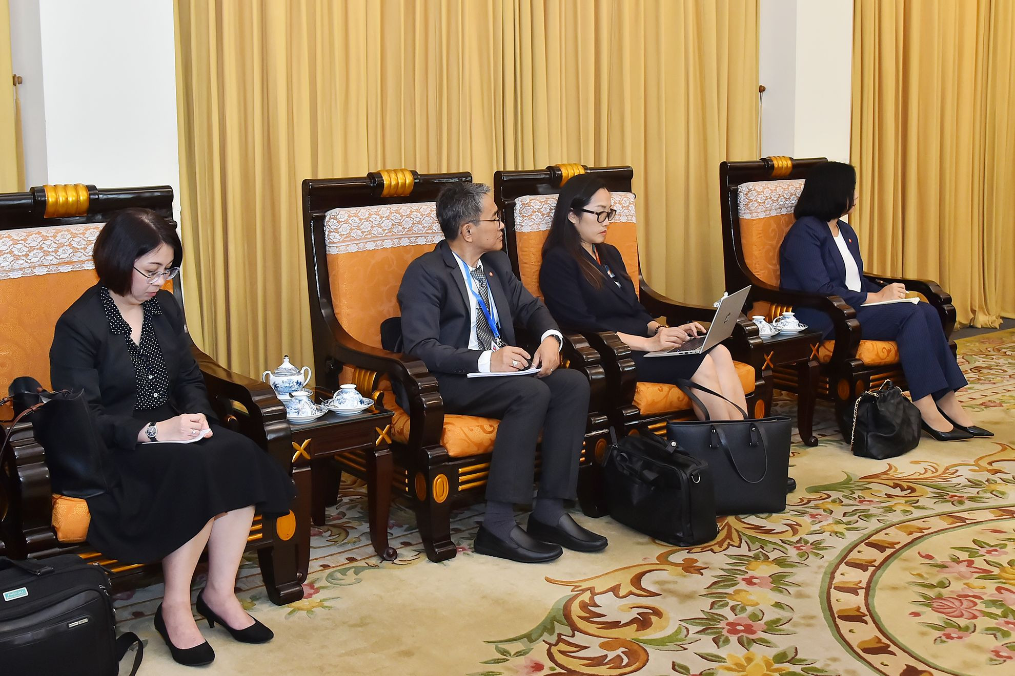 Các thành viên tháp tùng Tổng Thư ký ASEAN Kao Kim Hourn tham dự buổi tiếp.