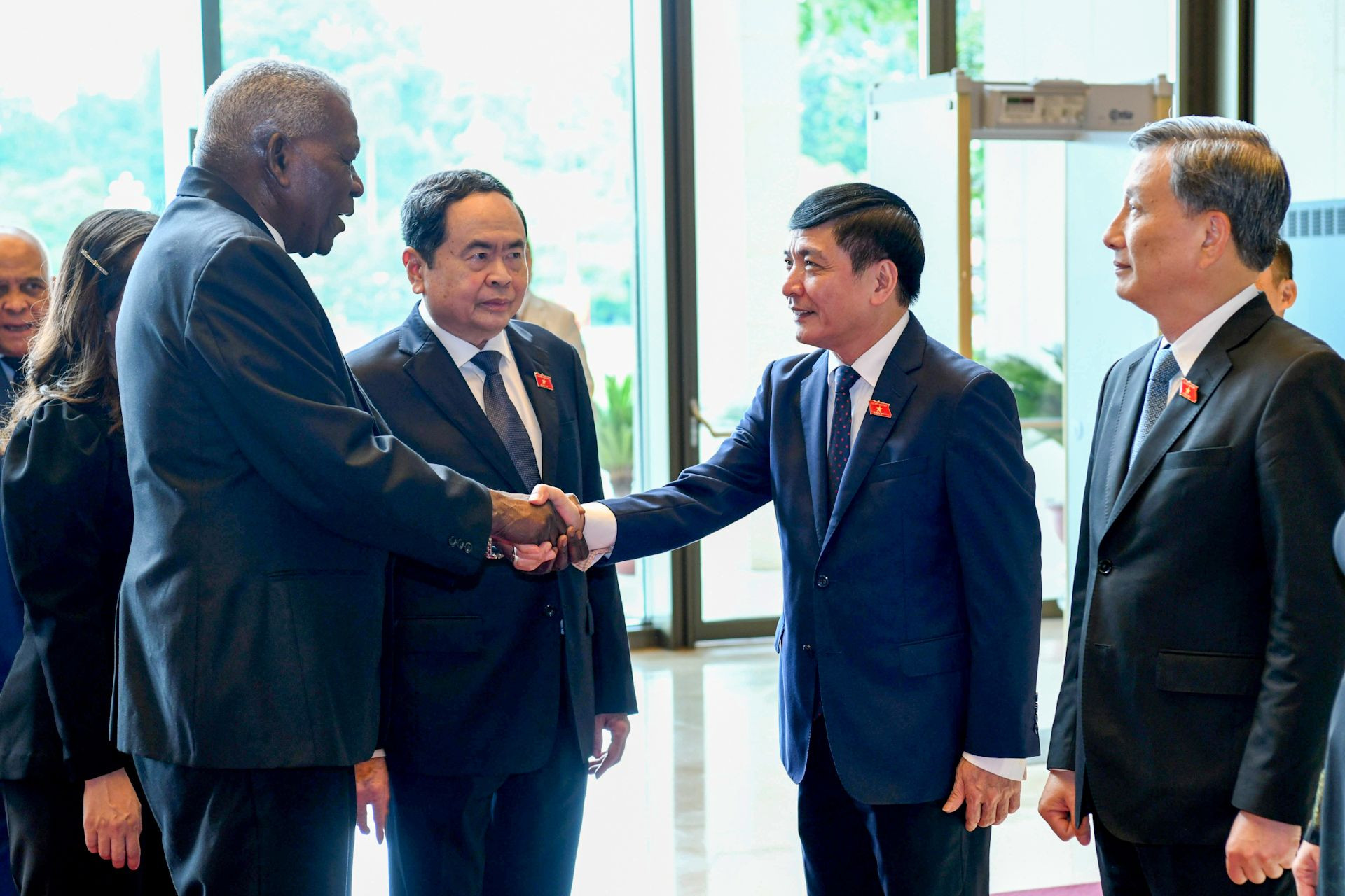 Chủ tịch Quốc hội Trần Thanh Mẫn giới thiệu với Chủ tịch Quốc hội Cuba Esteban Lazo Hernández các thành viên đoàn Việt Nam.