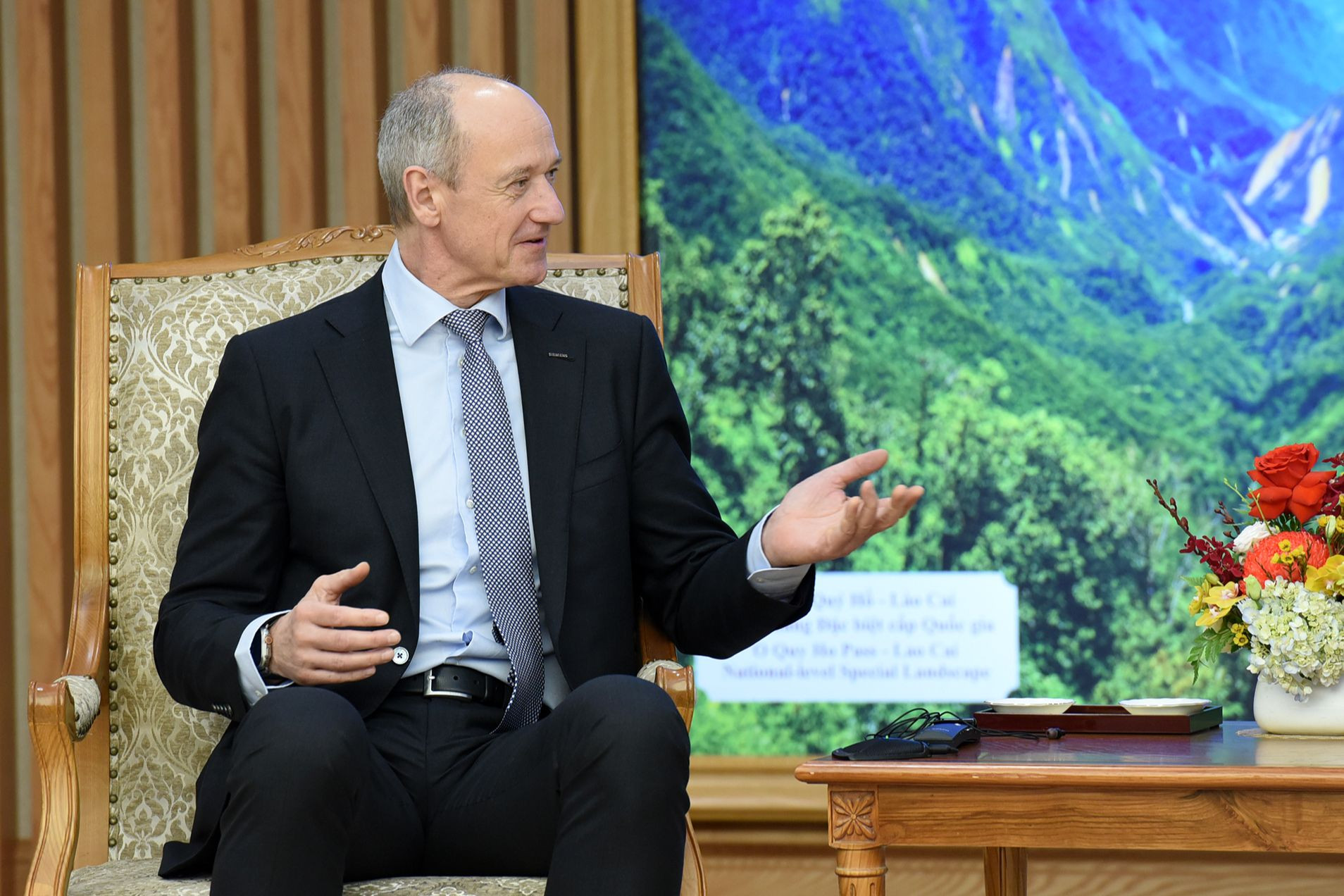 Ông Roland Busch, Chủ tịch kiêm Tổng giám đốc Tập đoàn Siemens AG, phát biểu tại buổi tiếp.