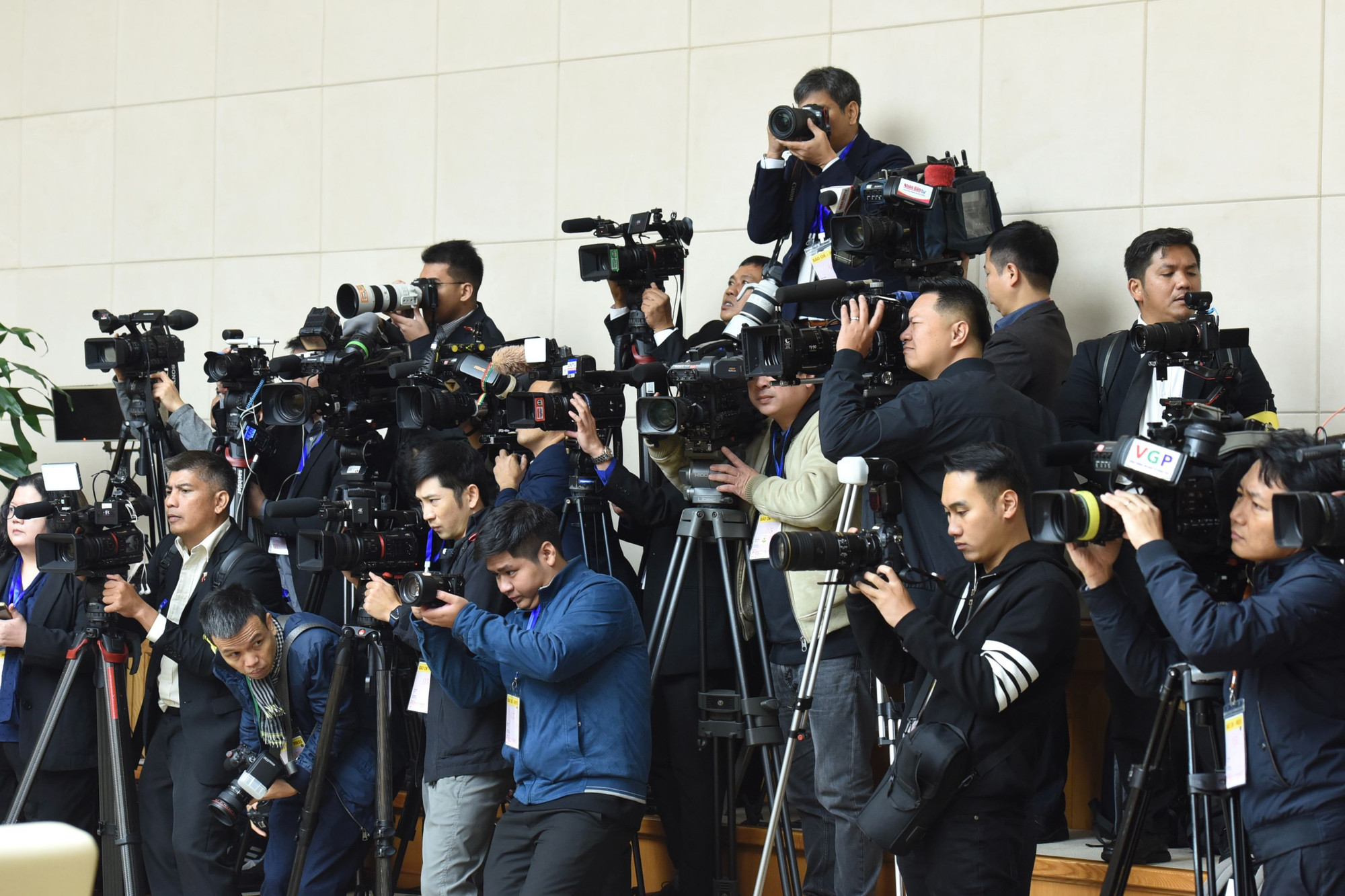 Các cơ quan thông tấn, báo chí dự và đưa tin sự kiện.