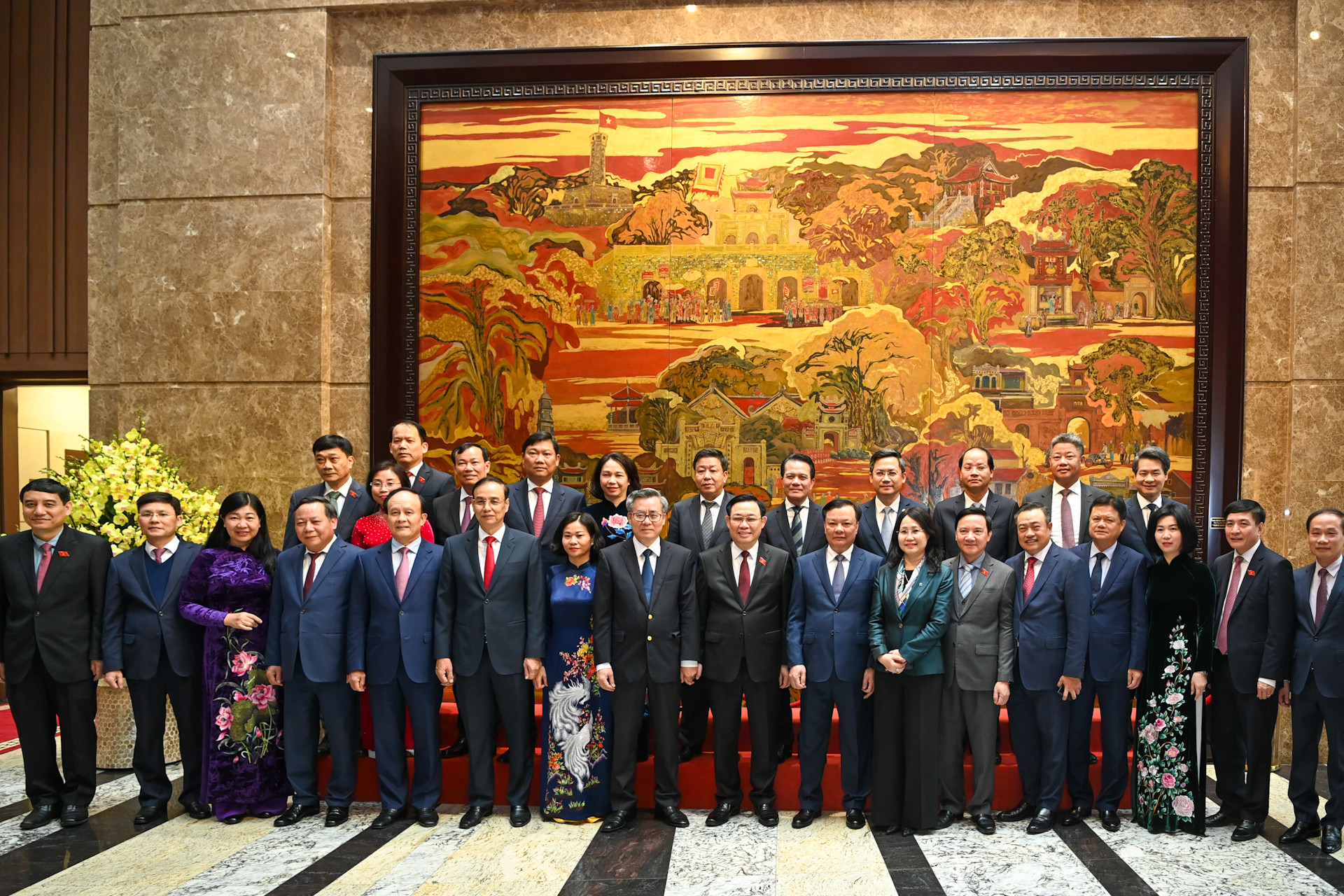 Chủ tịch Quốc hội Vương Đình Huệ chụp ảnh lưu niệm với lãnh đạo thành phố Hà Nội và các đại biểu. Chủ tịch Quốc hội Vương Đình Huệ chụp ảnh lưu niệm với lãnh đạo thành phố Hà Nội và các đại biểu.