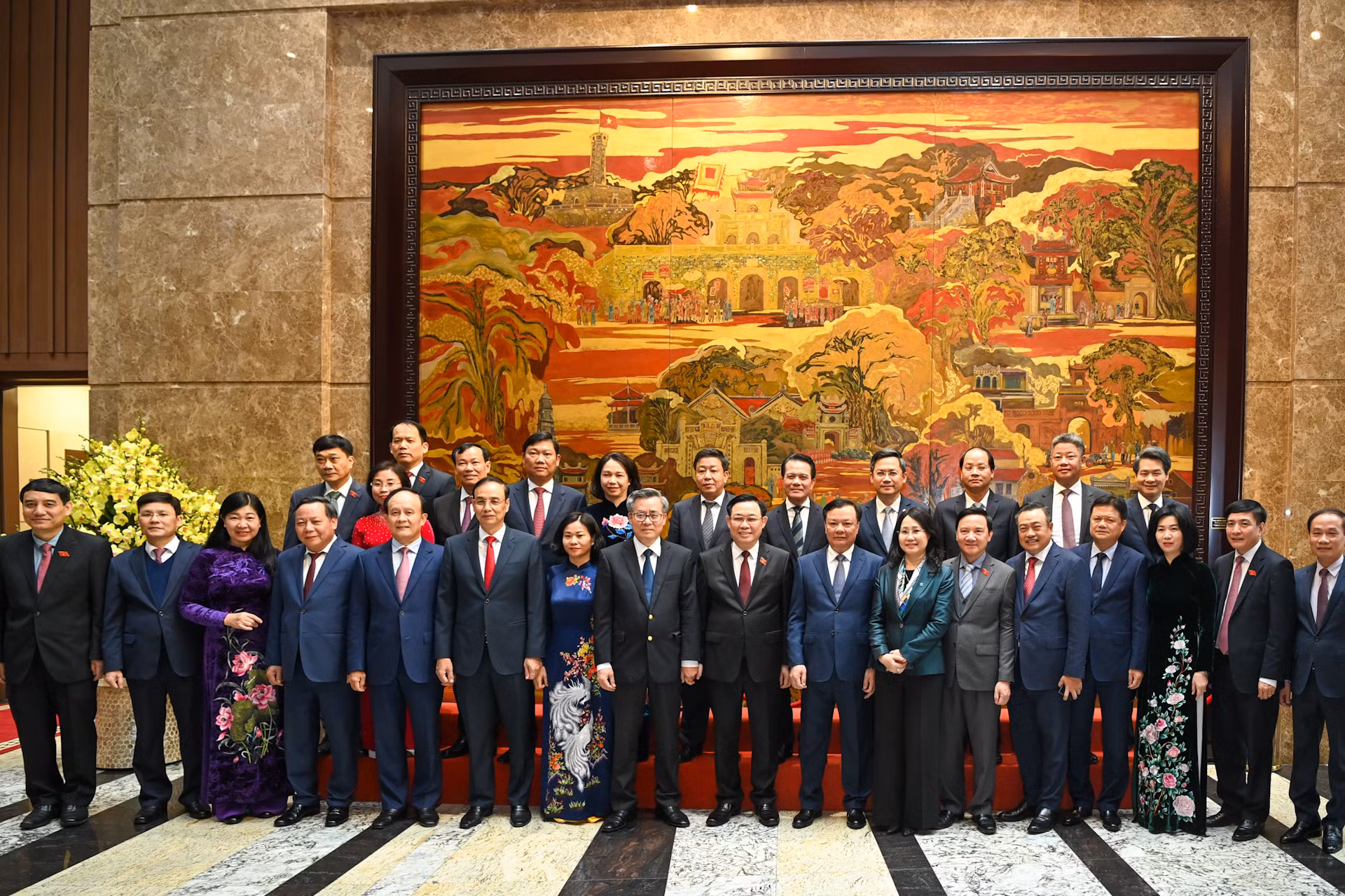 Chủ tịch Quốc hội Vương Đình Huệ chụp ảnh lưu niệm với lãnh đạo thành phố Hà Nội và các đại biểu.