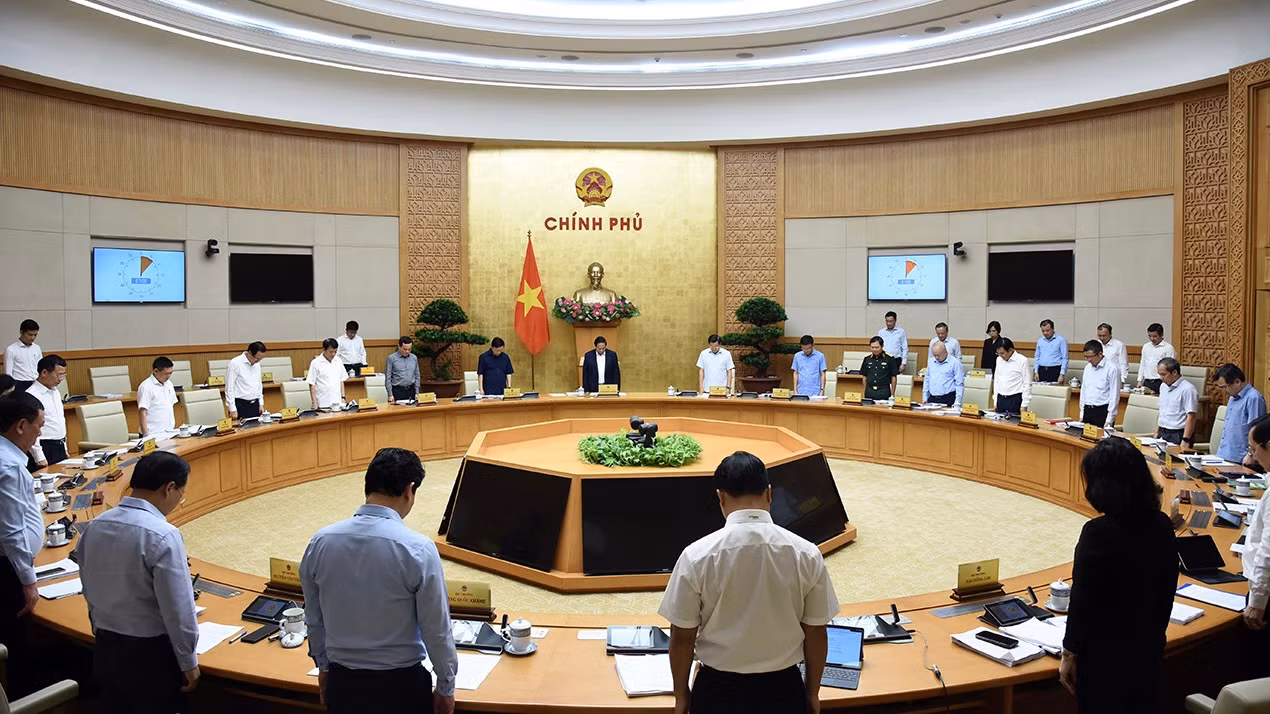 Mở đầu phiên họp, Thủ tướng Phạm Minh Chính và các đại biểu thành kính dành phút mặc niệm tưởng nhớ Chủ tịch Hồ Chí Minh vĩ đại, các anh hùng liệt sĩ đã hy sinh vì Tổ quốc và đồng chí Tổng Bí thư Nguyễn Phú Trọng vừa từ trần.