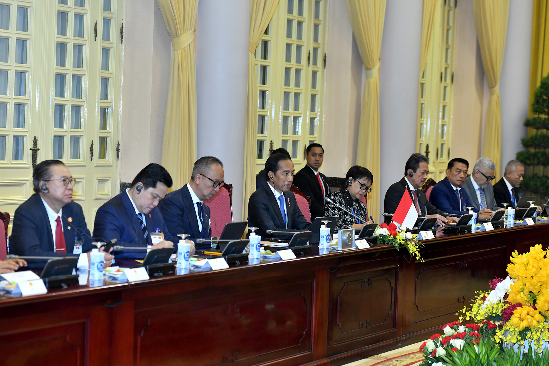 Tổng thống Cộng hòa Indonesia Joko Widodo và các đại biểu tại cuộc hội đàm.