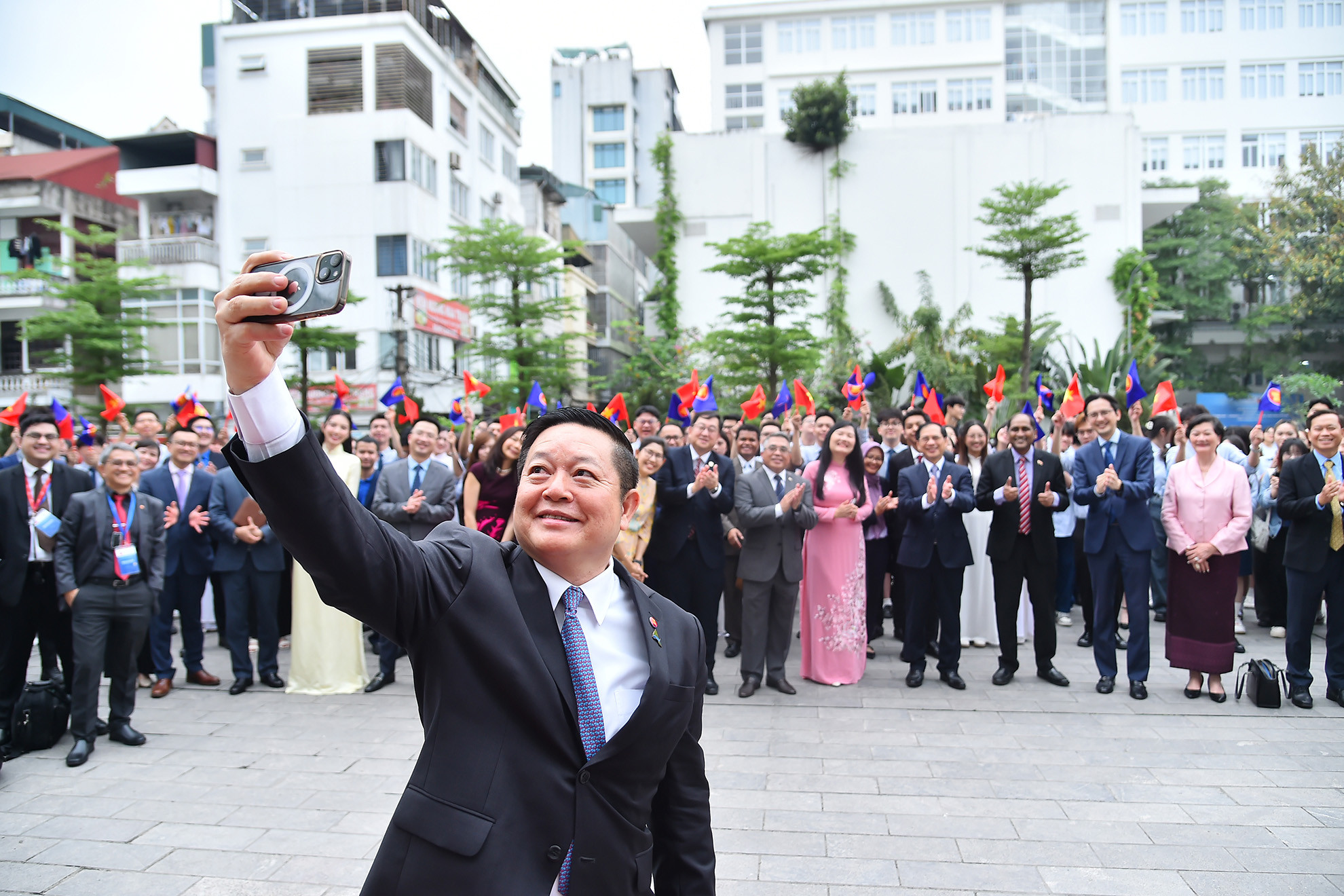 Tổng Thư ký ASEAN Kao Kim Hourn chụp ảnh selfie với các đại biểu sau Lễ cắt băng khánh thành Quảng trường ASEAN.