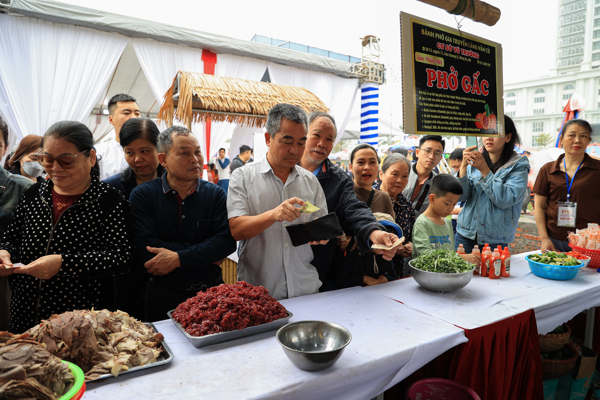 Phở Vân Cù đón nhận lượng khách rất đông tới xếp hàng, nhiều người đã có mặt từ 7 giờ để được thưởng thức hương vị của bát phở cổ truyền Nam Định.