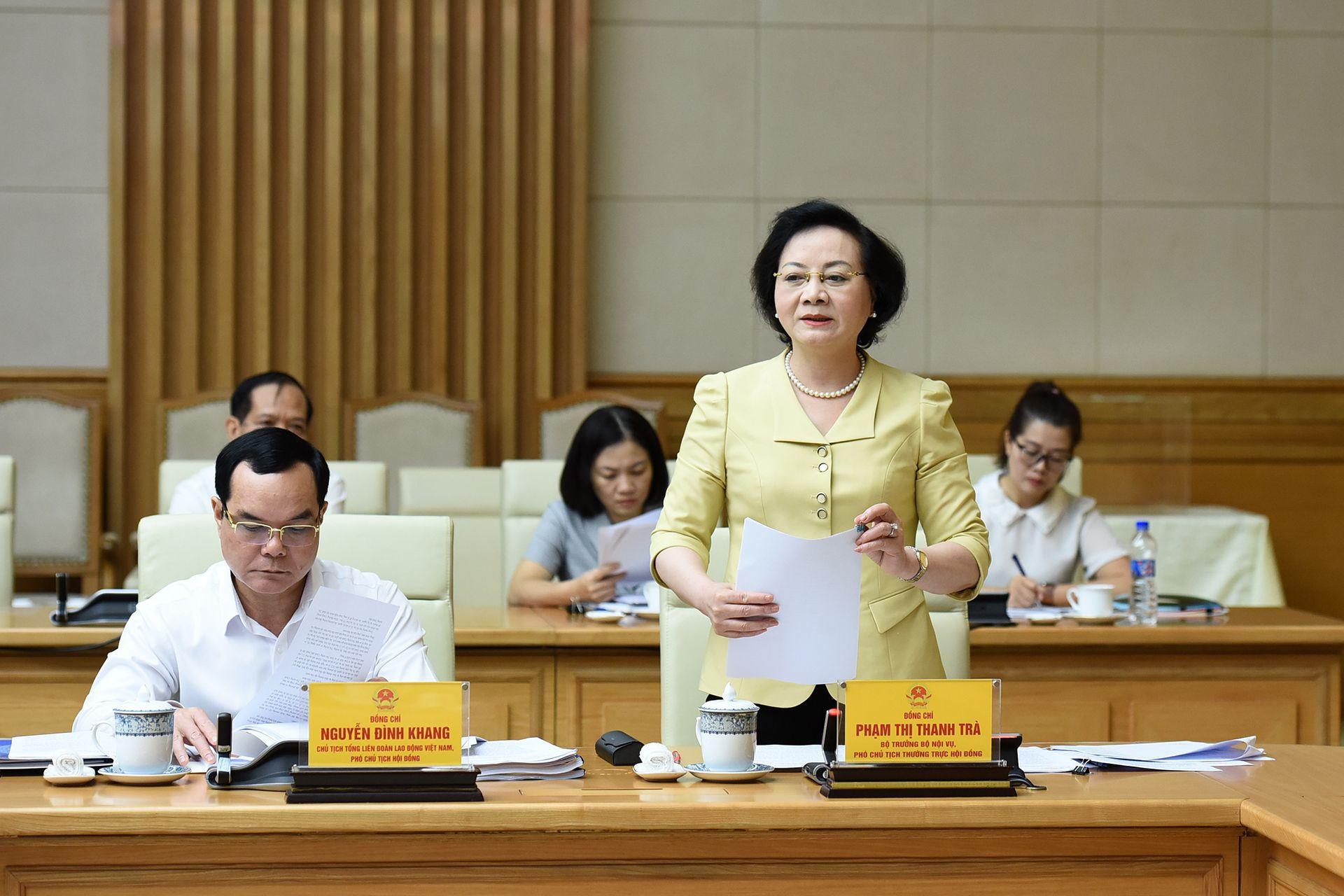 Bộ trưởng Nội vụ Phạm Thị Thanh Trà, Phó Chủ tịch Thường trực Hội đồng báo cáo tại Phiên họp.