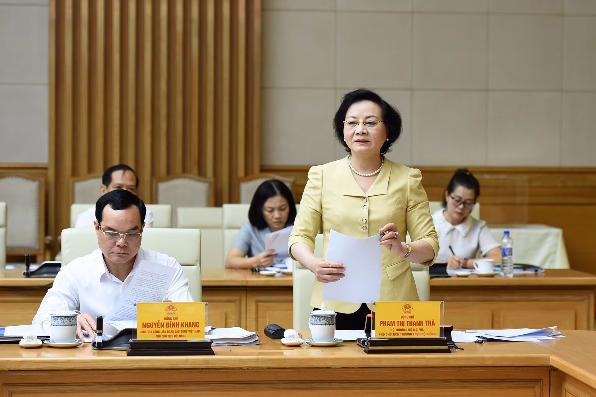 Bộ trưởng Nội vụ Phạm Thị Thanh Trà, Phó Chủ tịch Thường trực Hội đồng báo cáo tại Phiên họp.