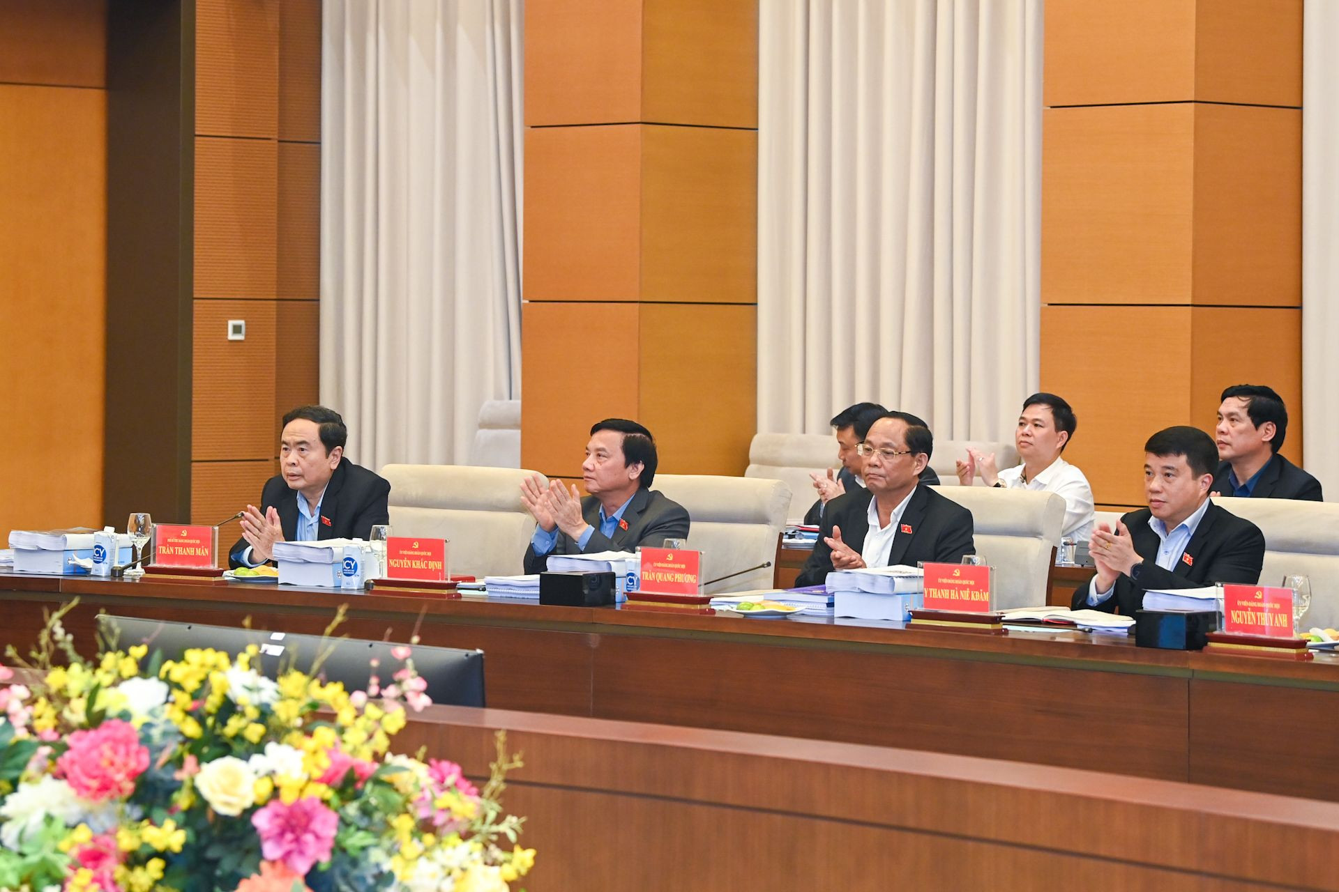 Phó Chủ tịch Thường trực Quốc hội Trần Thanh Mẫn cùng các Phó Chủ tịch Quốc hội và các đại biểu dự cuộc làm việc.