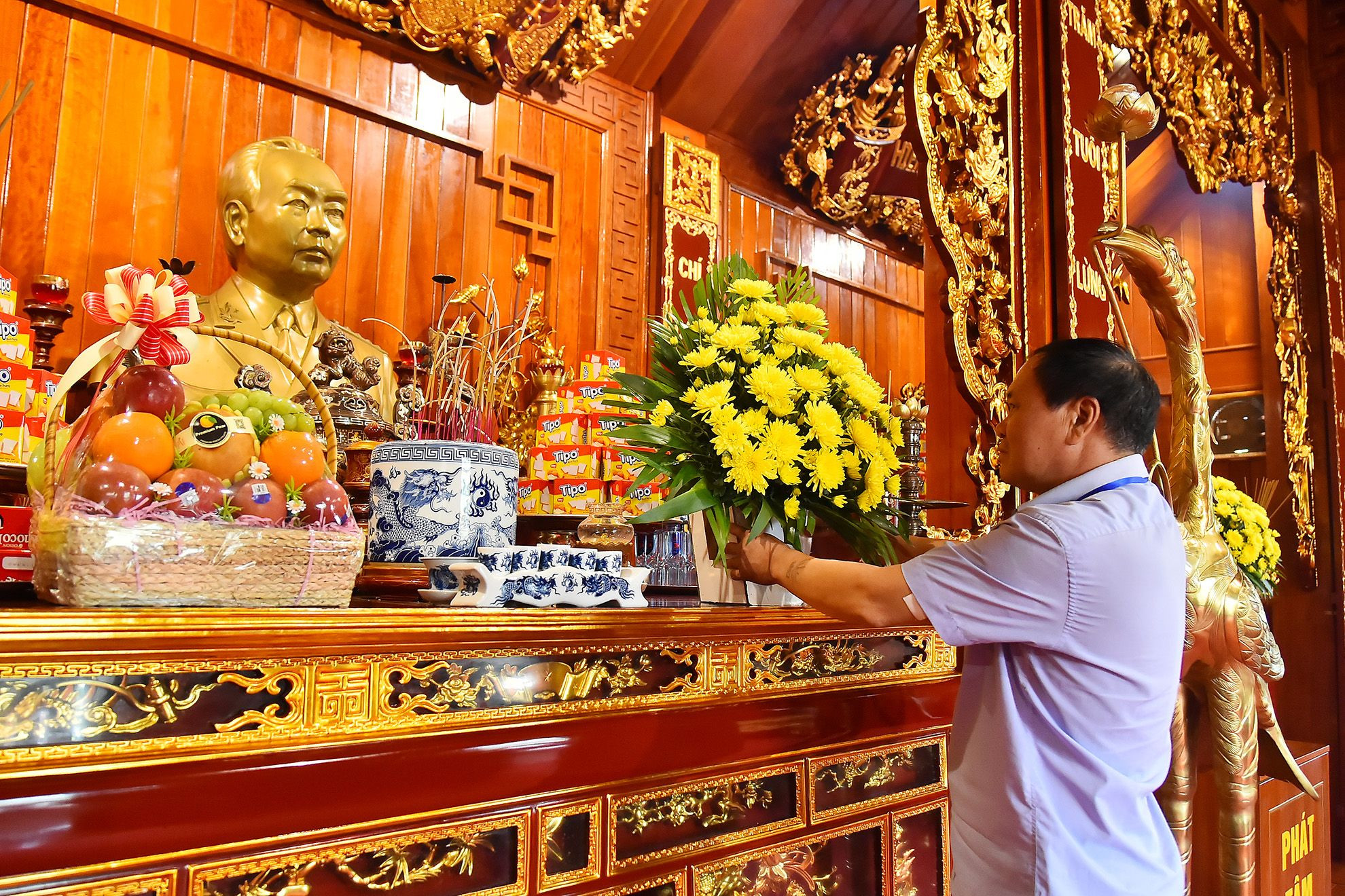Diện mạo ngày càng khang trang, sạch đẹp, không gian yên tĩnh, thoáng đãng, đó là cảm nhận của rất nhiều du khách khi đến thăm Khu tưởng niệm Đại tướng Võ Nguyên Giáp và cơ quan đầu não của quân đội - Sở Chỉ huy chiến dịch Điện Biên Phủ trong thời kỳ kháng chiến chống thực dân Pháp. Sau khi dâng hương tại Khu tưởng niệm Đại tướng, du khách sẽ men theo con đường mòn nhỏ lên núi Pú Đồn. Diện mạo ngày càng khang trang, sạch đẹp, không gian yên tĩnh, thoáng đãng, đó là cảm nhận của rất nhiều du khách khi đến thăm Khu tưởng niệm Đại tướng Võ Nguyên Giáp và cơ quan đầu não của quân đội - Sở Chỉ huy chiến dịch Điện Biên Phủ trong thời kỳ kháng chiến chống thực dân Pháp. Sau khi dâng hương tại Khu tưởng niệm Đại tướng, du khách sẽ men theo con đường mòn nhỏ lên núi Pú Đồn.