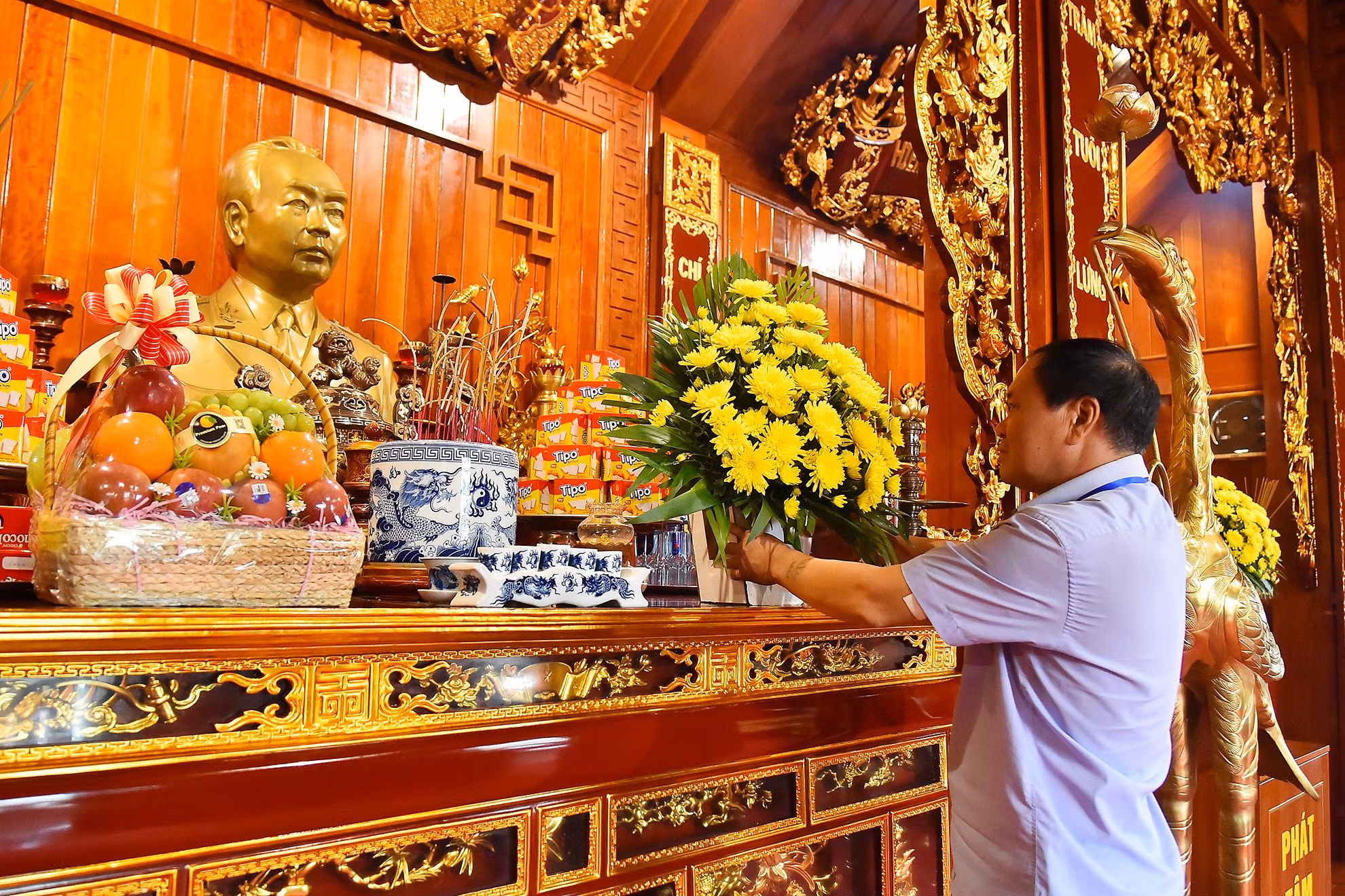 Diện mạo ngày càng khang trang, sạch đẹp, không gian yên tĩnh, thoáng đãng, đó là cảm nhận của rất nhiều du khách khi đến thăm Khu tưởng niệm Đại tướng Võ Nguyên Giáp và cơ quan đầu não của quân đội - Sở Chỉ huy chiến dịch Điện Biên Phủ trong thời kỳ kháng chiến chống thực dân Pháp. Sau khi dâng hương tại Khu tưởng niệm Đại tướng, du khách sẽ men theo con đường mòn nhỏ lên núi Pú Đồn.
