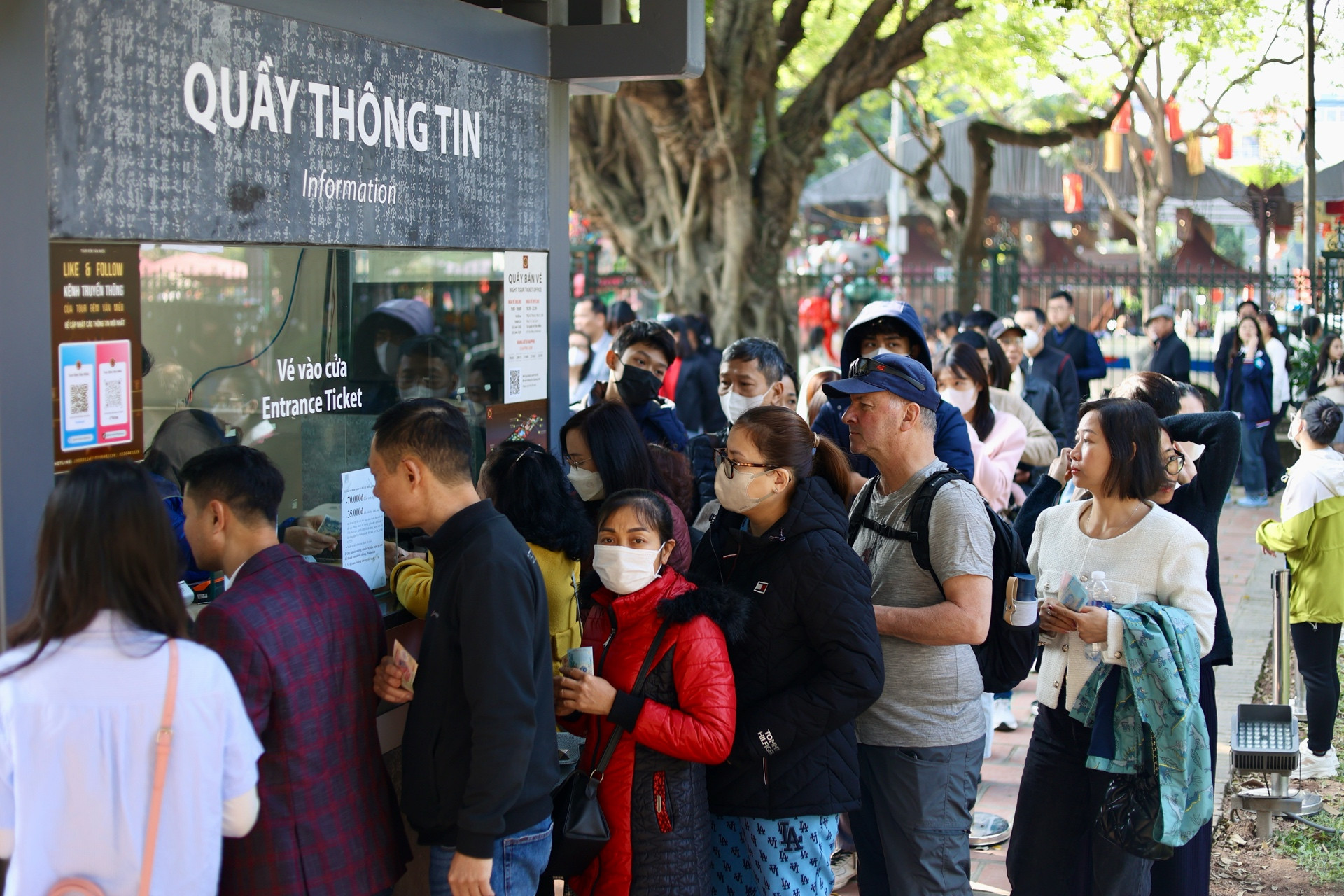 Người dân đứng xếp hàng để mua vé vào di tích Văn Miếu - Quốc Tử Giám từ sớm. Theo ghi nhận của phóng viên, một số tuyến đường lân cận khu vực này xảy ra ùn tắc cục bộ.