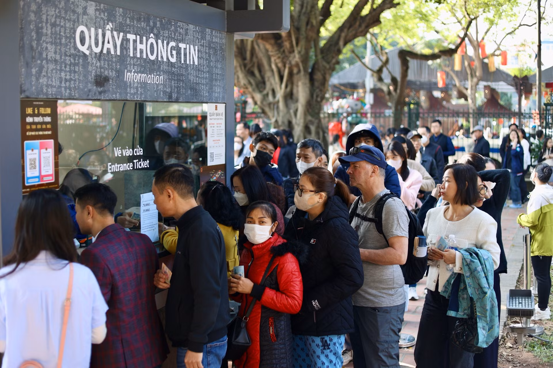 Người dân đứng xếp hàng để mua vé vào di tích Văn Miếu - Quốc Tử Giám từ sớm. Theo ghi nhận của phóng viên, một số tuyến đường lân cận khu vực này xảy ra ùn tắc cục bộ.