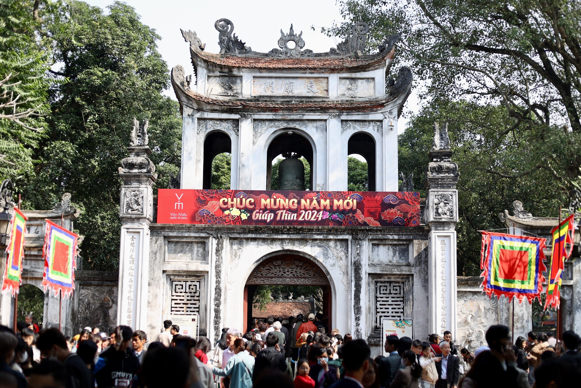 Xin chữ đầu năm là một tục lệ truyền thống của người Việt Nam thể hiện sự trân trọng đối với tri thức, đồng thời cũng là gửi gắm những ước nguyện năm mới trong những con chữ. Vì vậy, dịp đầu năm mới, nhiều người dân chọn đến Văn Miếu - Quốc Tử Giám để xin chữ ông đồ, cầu mong cho một năm mới đạt nhiều thành công trong sự học hành, sự nghiệp.