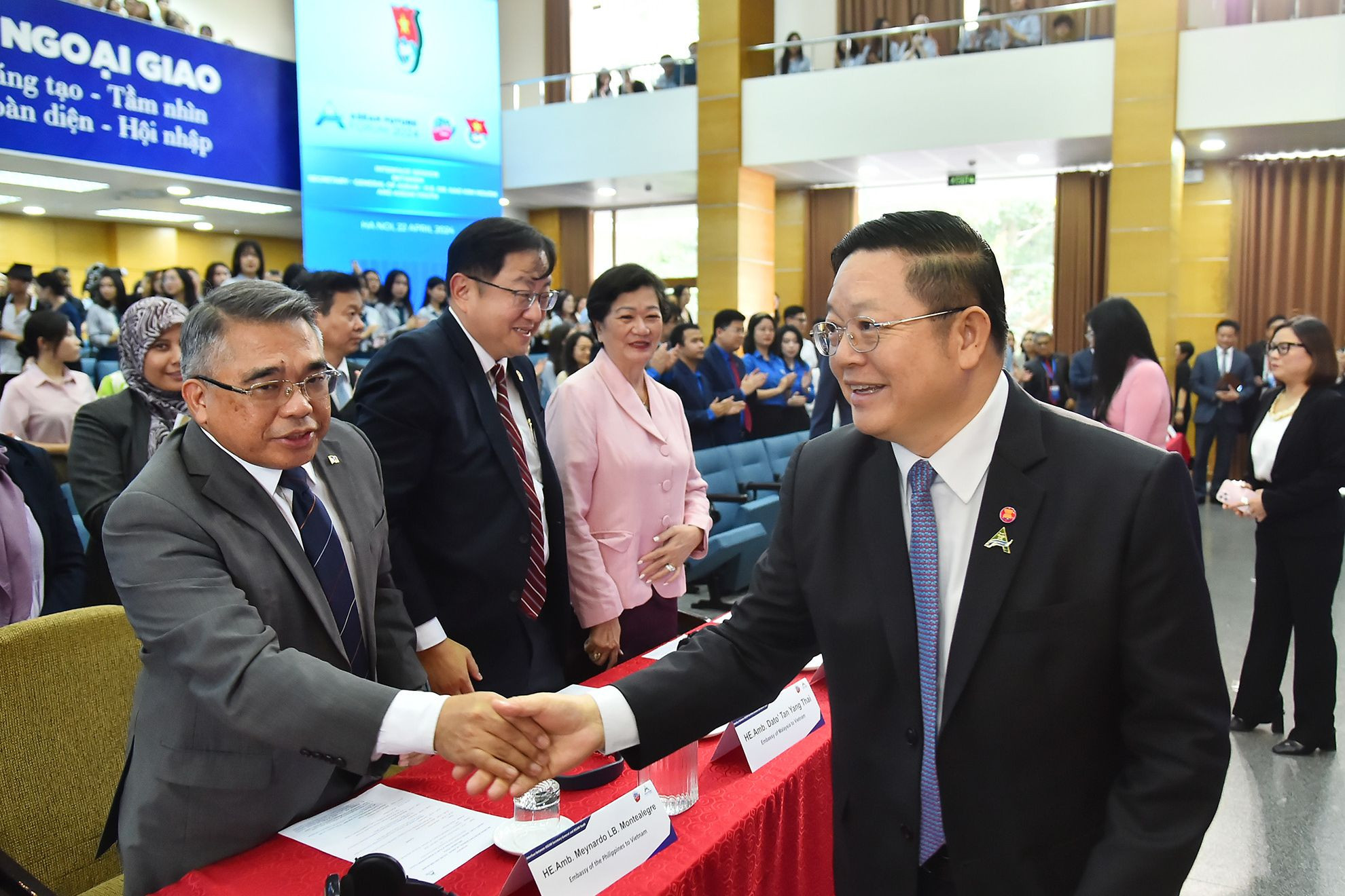 Tổng Thư ký ASEAN Kao Kim Hourn với các đại biểu tại buổi đối thoại.