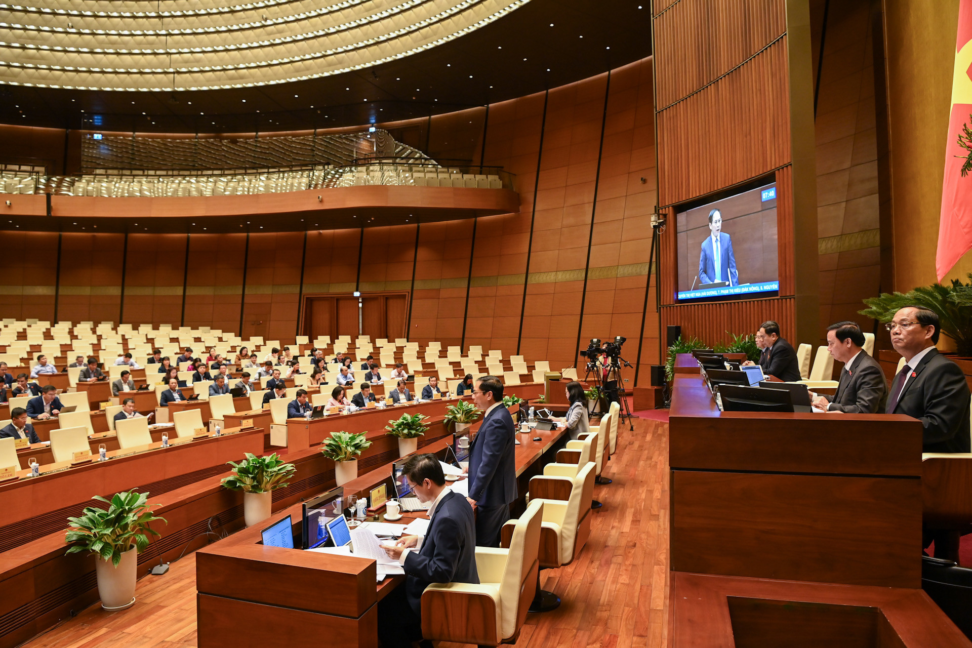 Nội dung chất vấn tập trung về công tác bảo hộ công dân Việt Nam ở nước ngoài; triển khai các thỏa thuận song phương, đa phương và giải pháp thúc đẩy thực hiện các thỏa thuận hợp tác kinh tế, thương mại, đầu tư; hoạt động xúc tiến và quảng bá du lịch Việt Nam với thế giới…